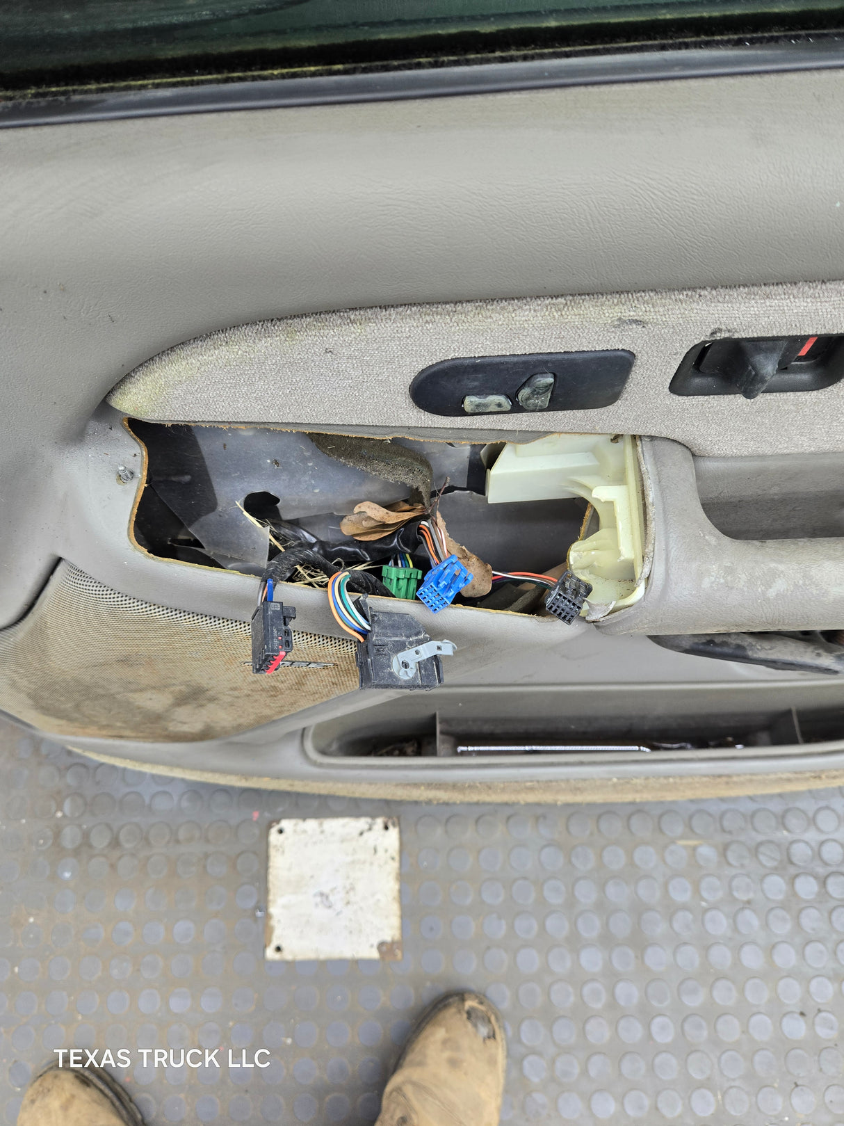 1999-2006 Chevrolet Silverado / GMC Sierra 1500 2500 3500 HD Front Passenger side Door RH