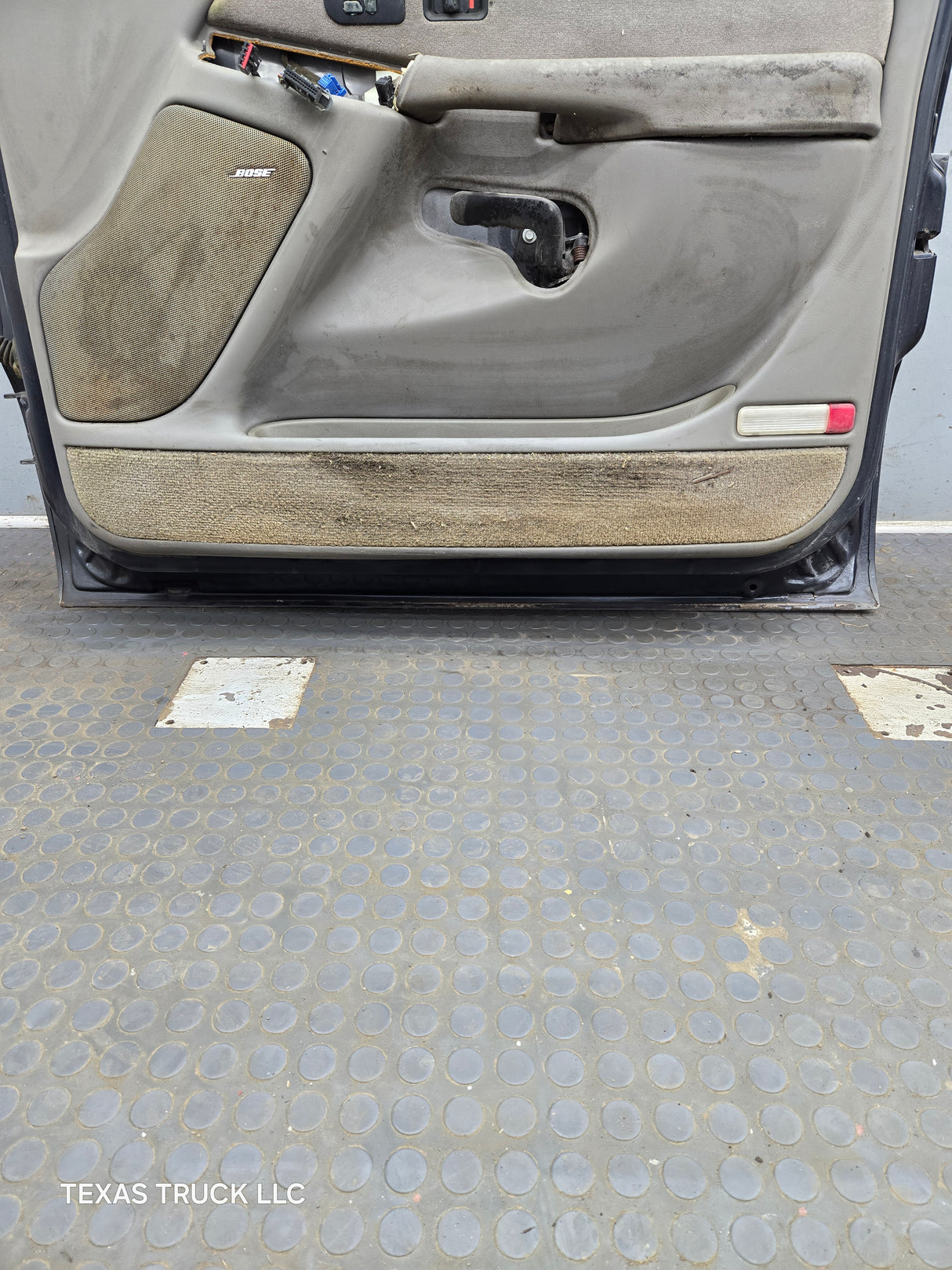 1999-2006 Chevrolet Silverado / GMC Sierra 1500 2500 3500 HD Front Passenger side Door RH
