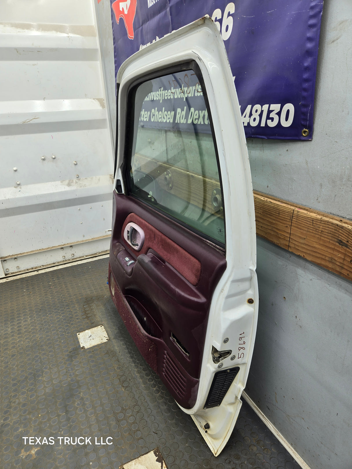 1988-2000 Chevrolet Silverado Suburban GMC Sierra RH Front Passenger Door