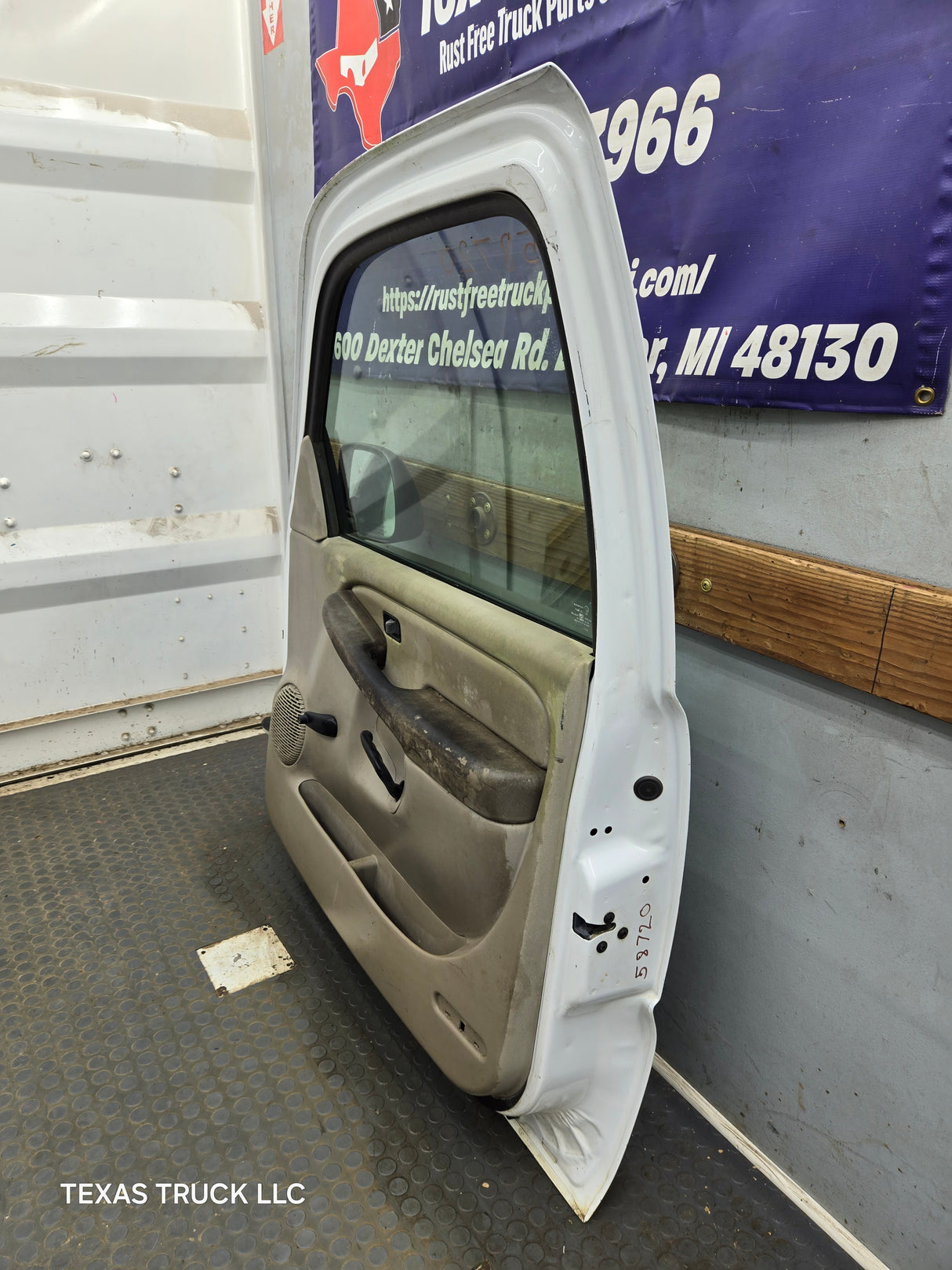 1999-2006 Chevrolet Silverado / GMC Sierra 1500 2500 3500 HD Front Passenger side Door RH