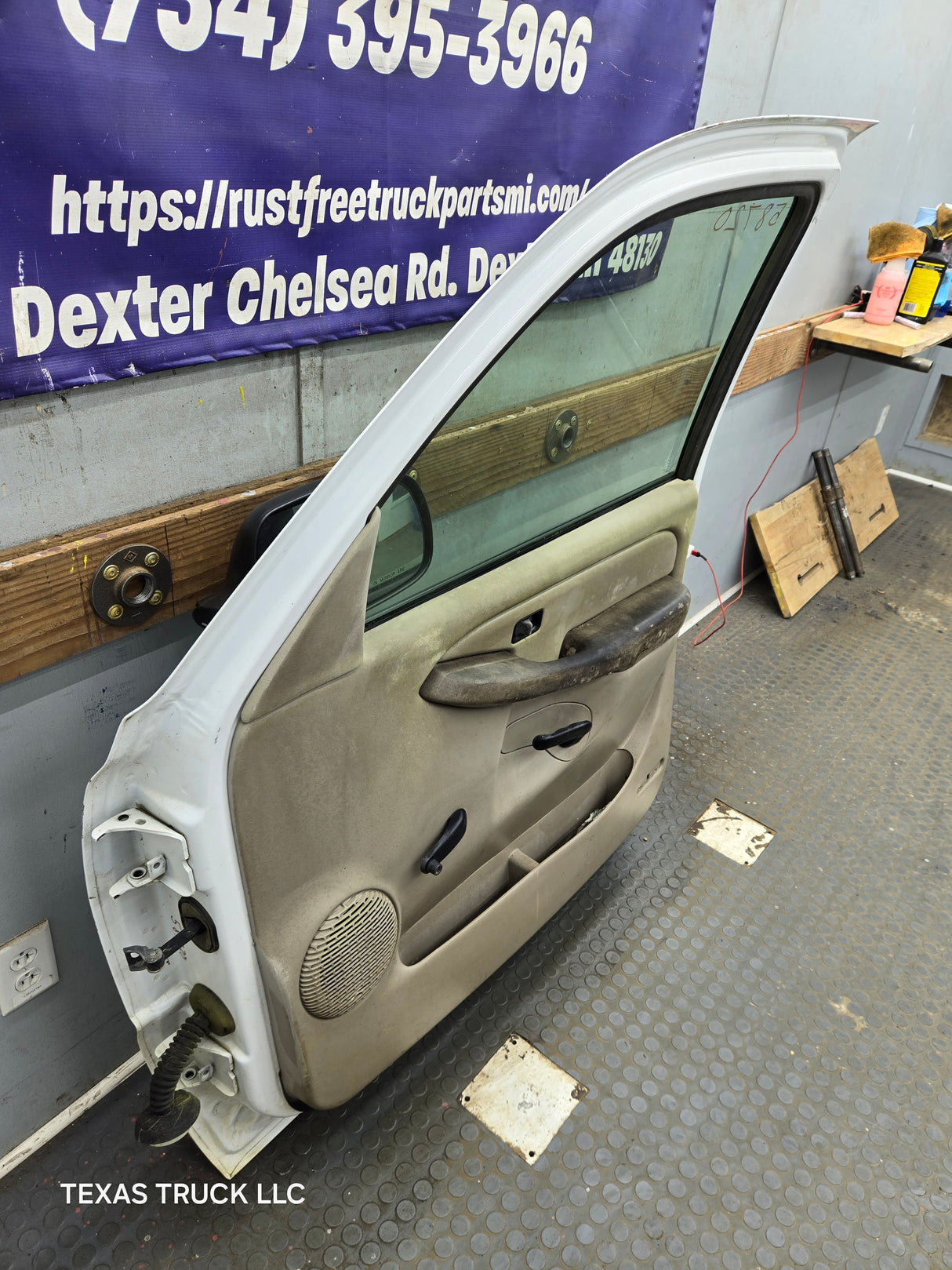 1999-2006 Chevrolet Silverado / GMC Sierra 1500 2500 3500 HD Front Passenger side Door RH
