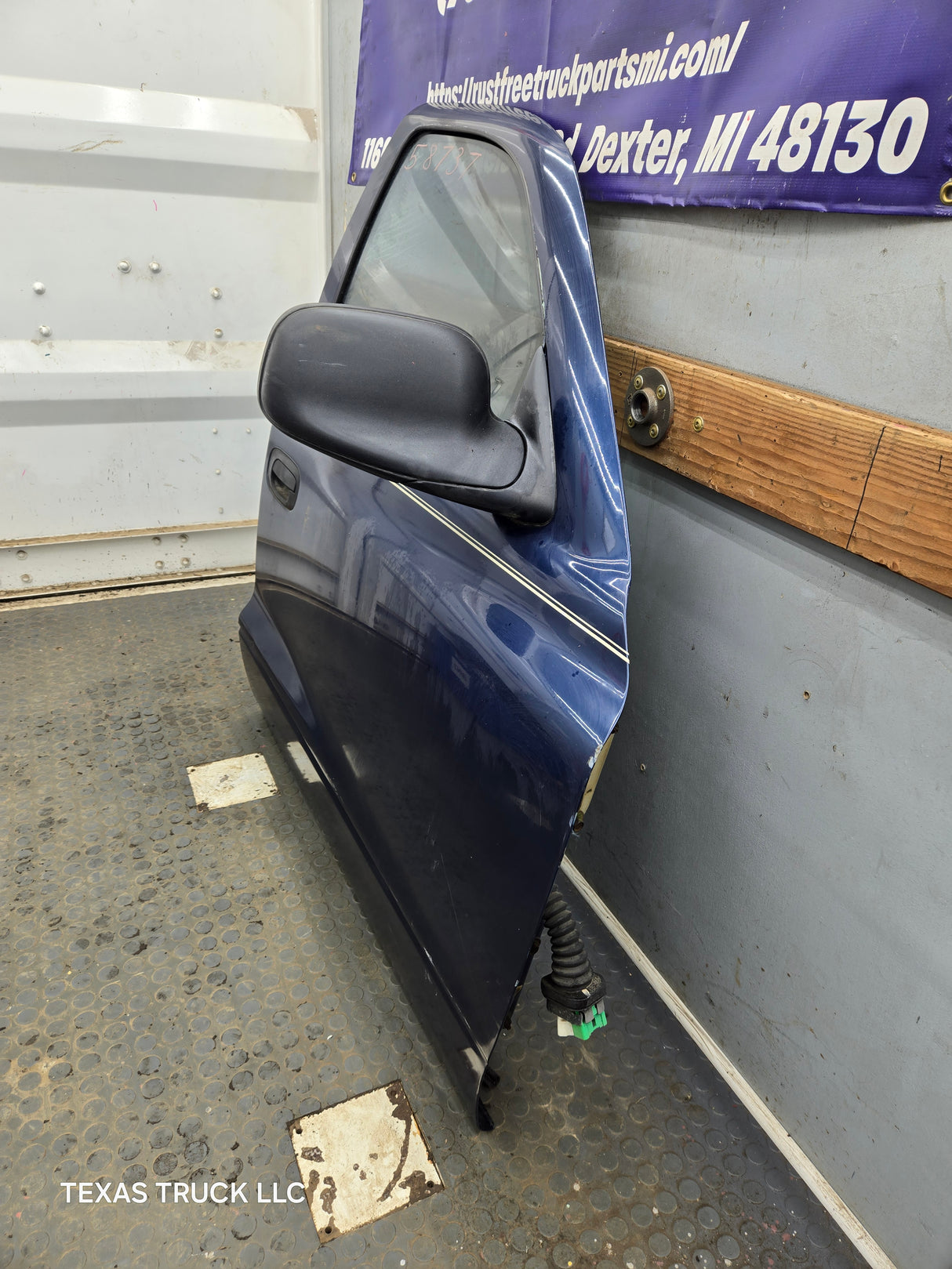 2001–2004 Dodge Dakota Quad Cab Front Passenger Side RH Door