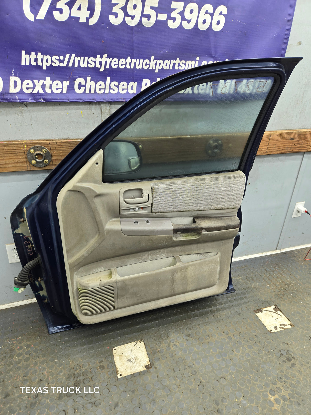 2001–2004 Dodge Dakota Quad Cab Front Passenger Side RH Door