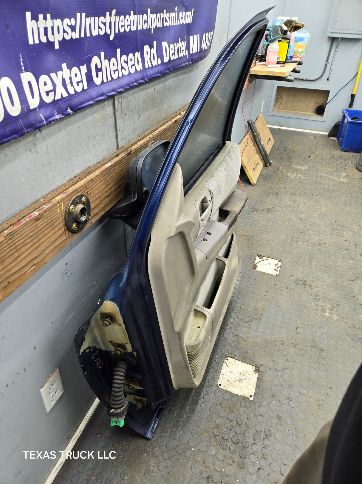 2001–2004 Dodge Dakota Quad Cab Front Passenger Side RH Door