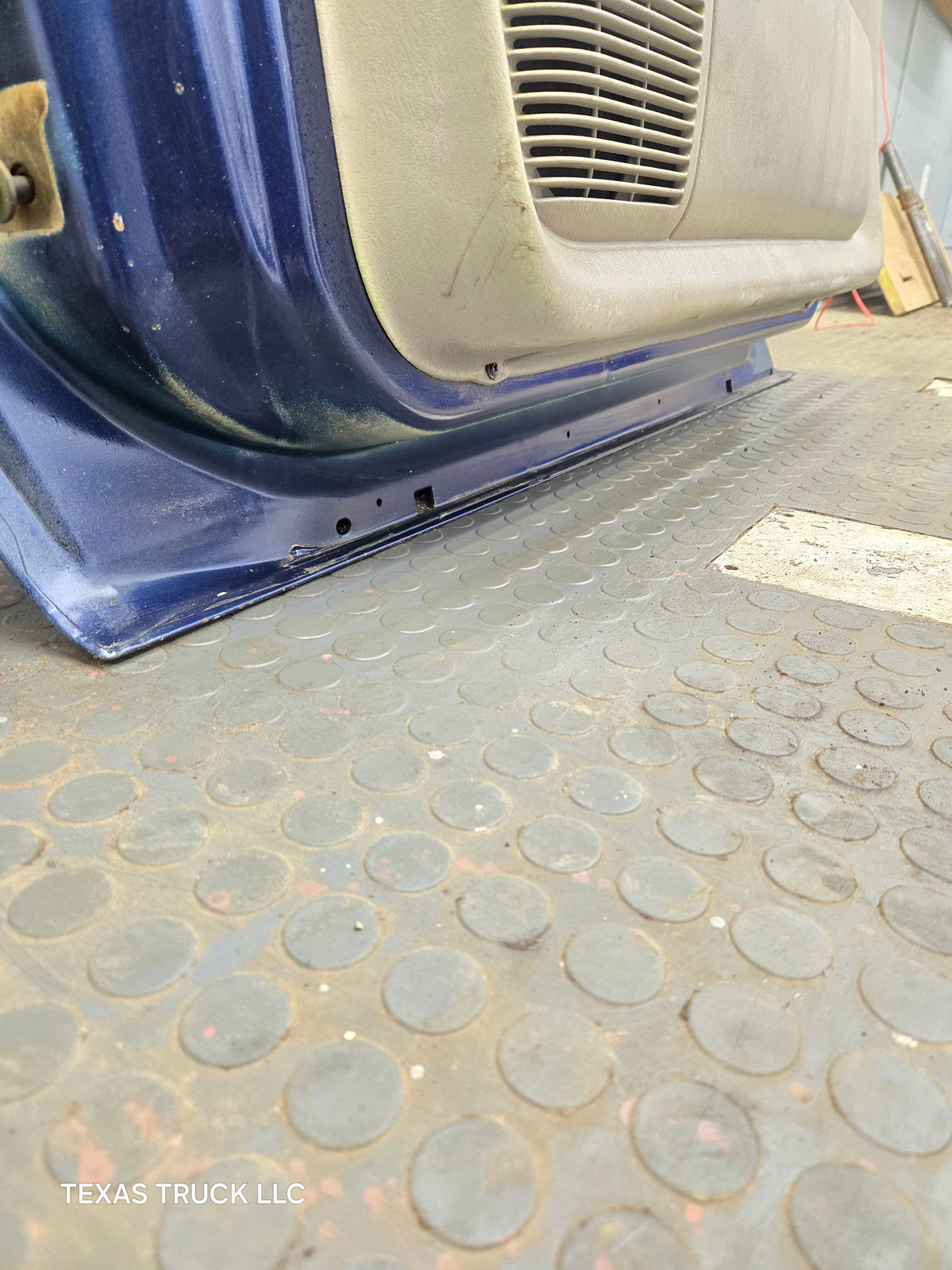 2001–2004 Dodge Dakota Quad Cab Front Passenger Side RH Door