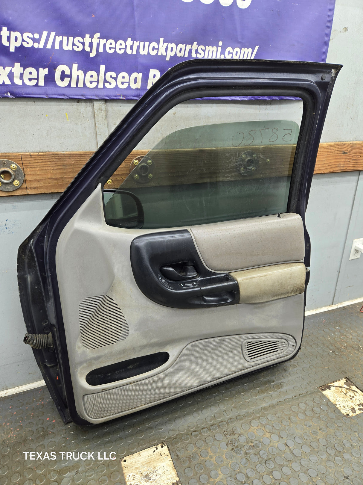 2003-2005 Ford Ranger Passenger Side Front Right Hand Door