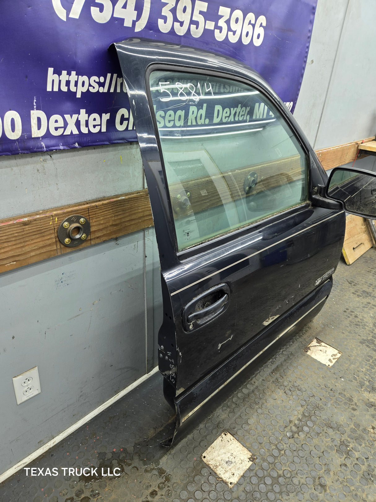 1999-2006 Chevrolet Silverado / GMC Sierra 1500 2500 3500 HD Front Passenger Side Door RH