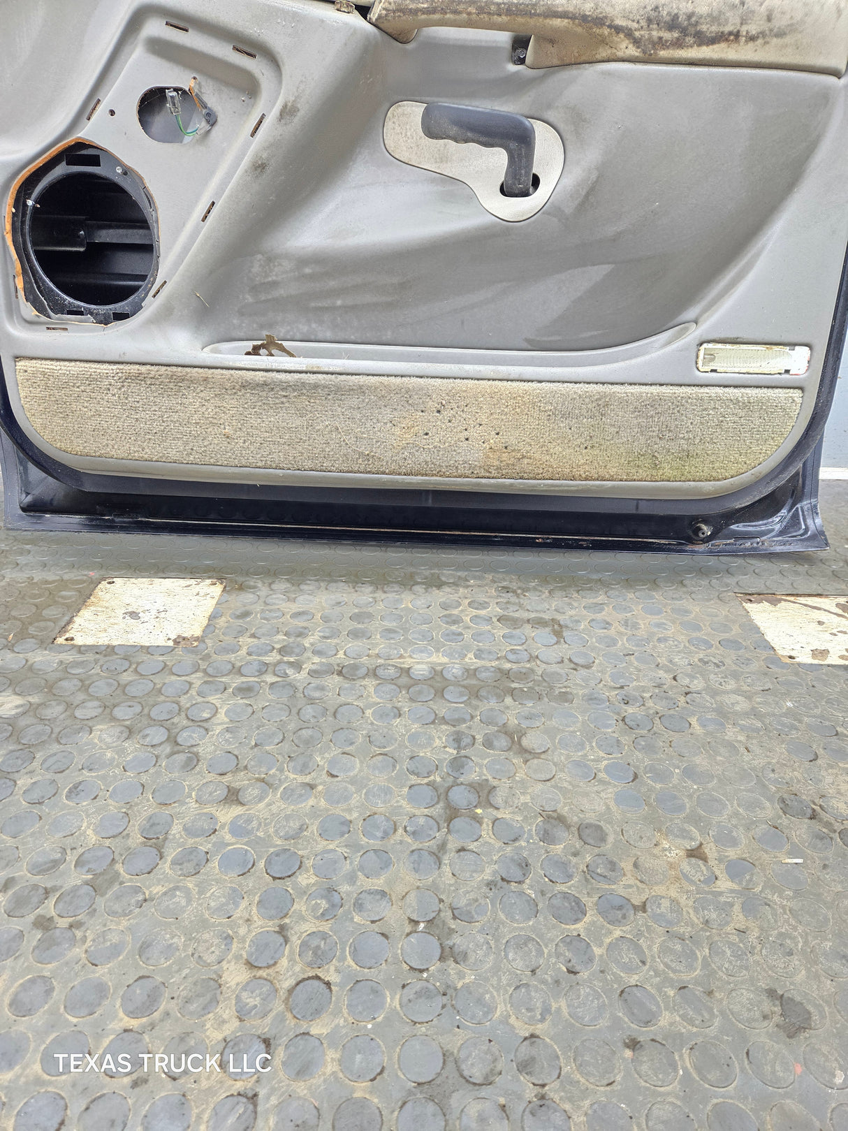 1999-2006 Chevrolet Silverado / GMC Sierra 1500 2500 3500 HD Front Passenger Side Door RH