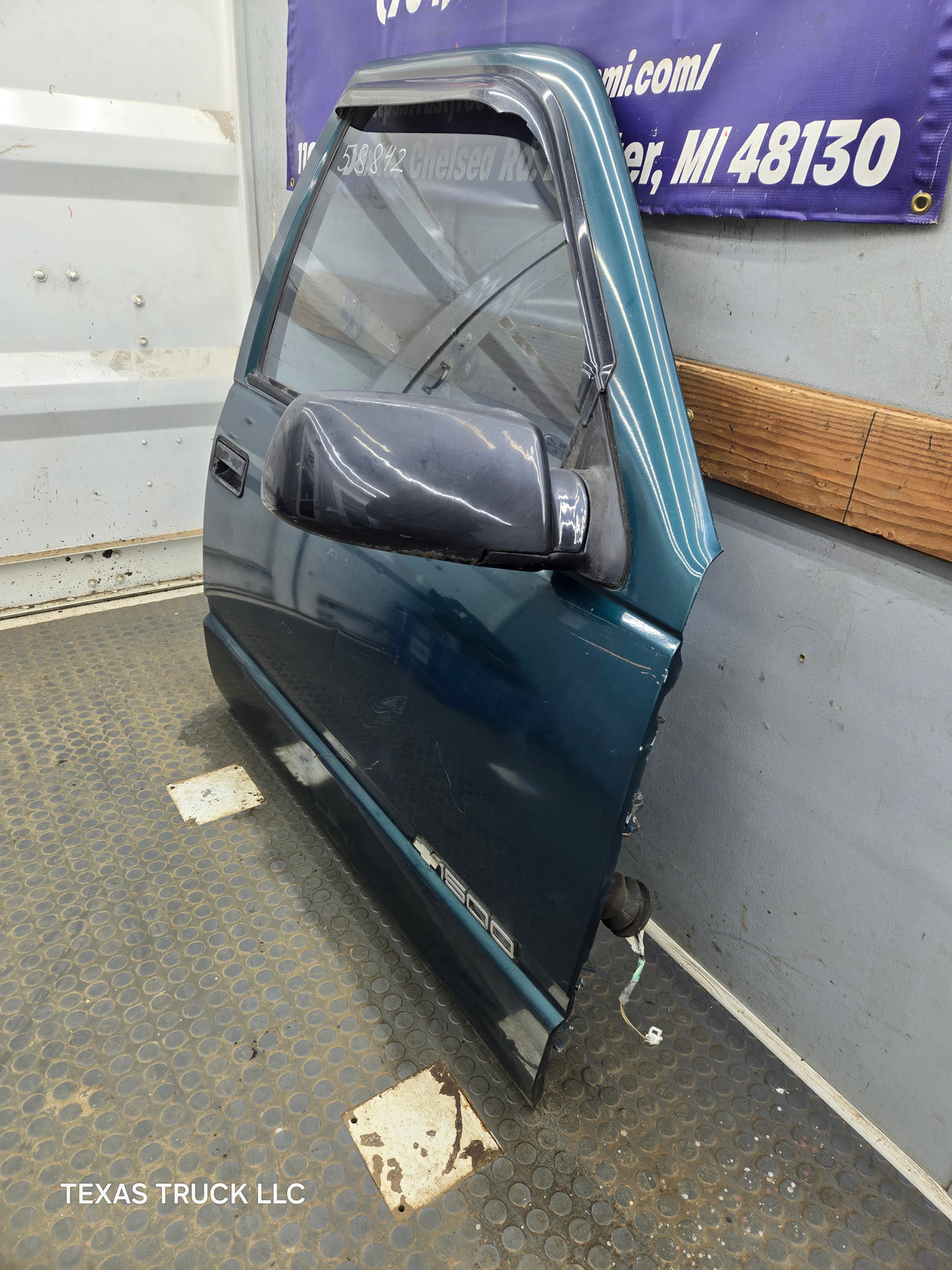 1988-2000 Chevrolet Silverado Suburban GMC Sierra RH Front Passenger Side Door