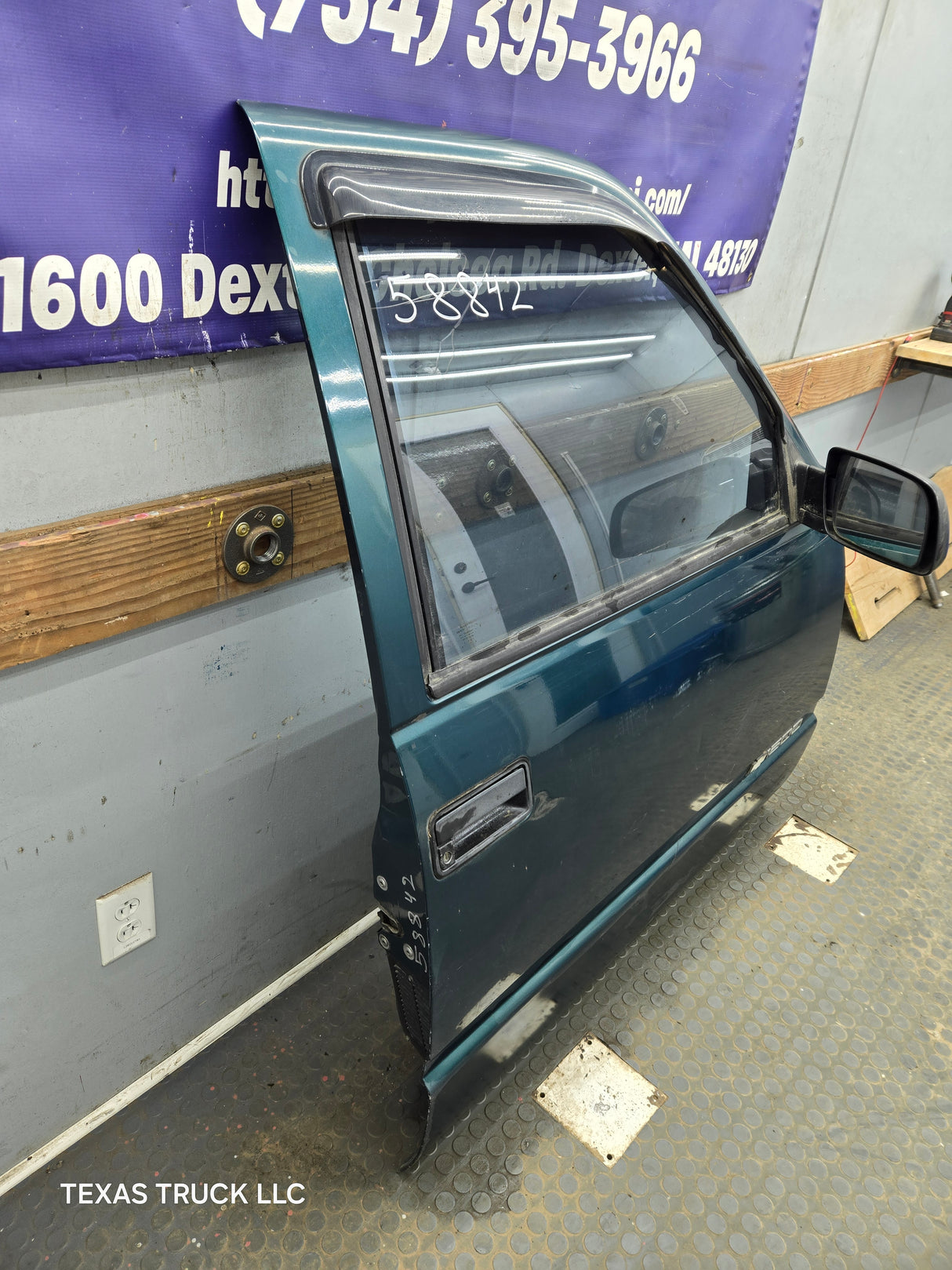 1988-2000 Chevrolet Silverado Suburban GMC Sierra RH Front Passenger Side Door