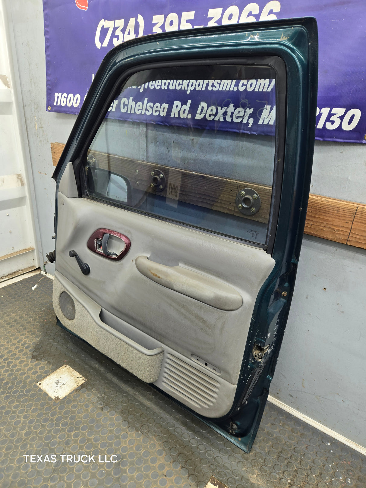 1988-2000 Chevrolet Silverado Suburban GMC Sierra RH Front Passenger Side Door