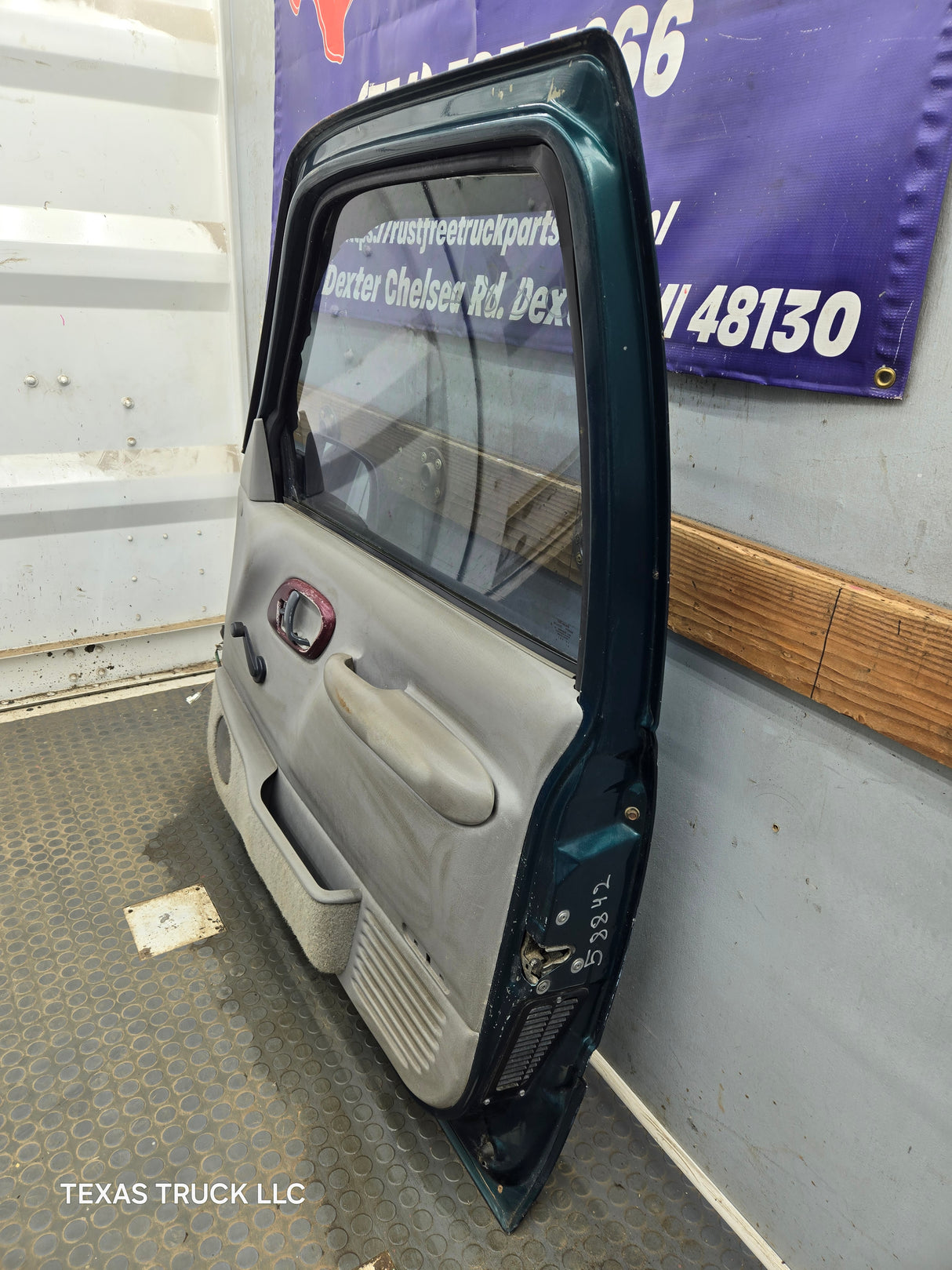 1988-2000 Chevrolet Silverado Suburban GMC Sierra RH Front Passenger Side Door