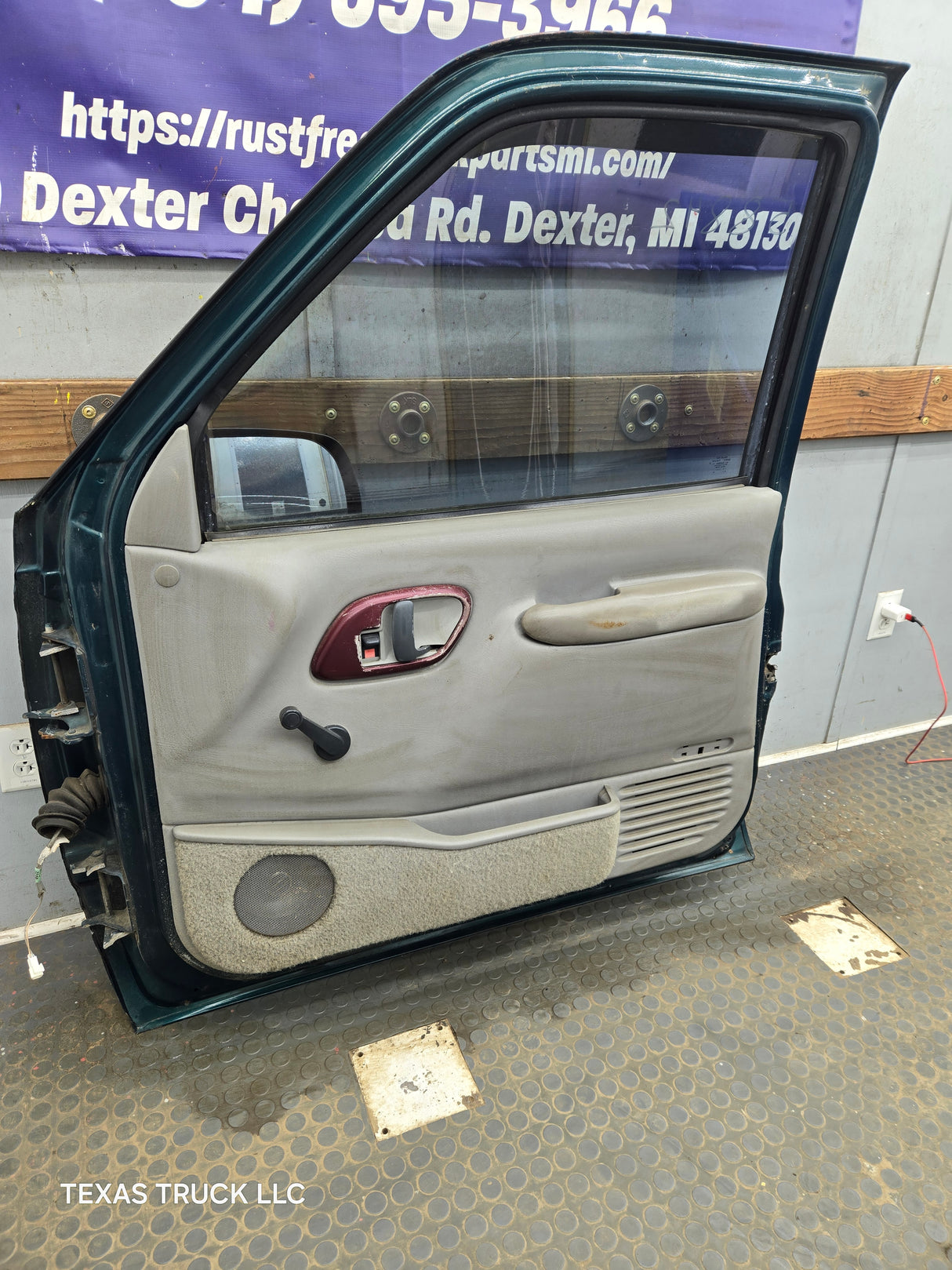 1988-2000 Chevrolet Silverado Suburban GMC Sierra RH Front Passenger Side Door