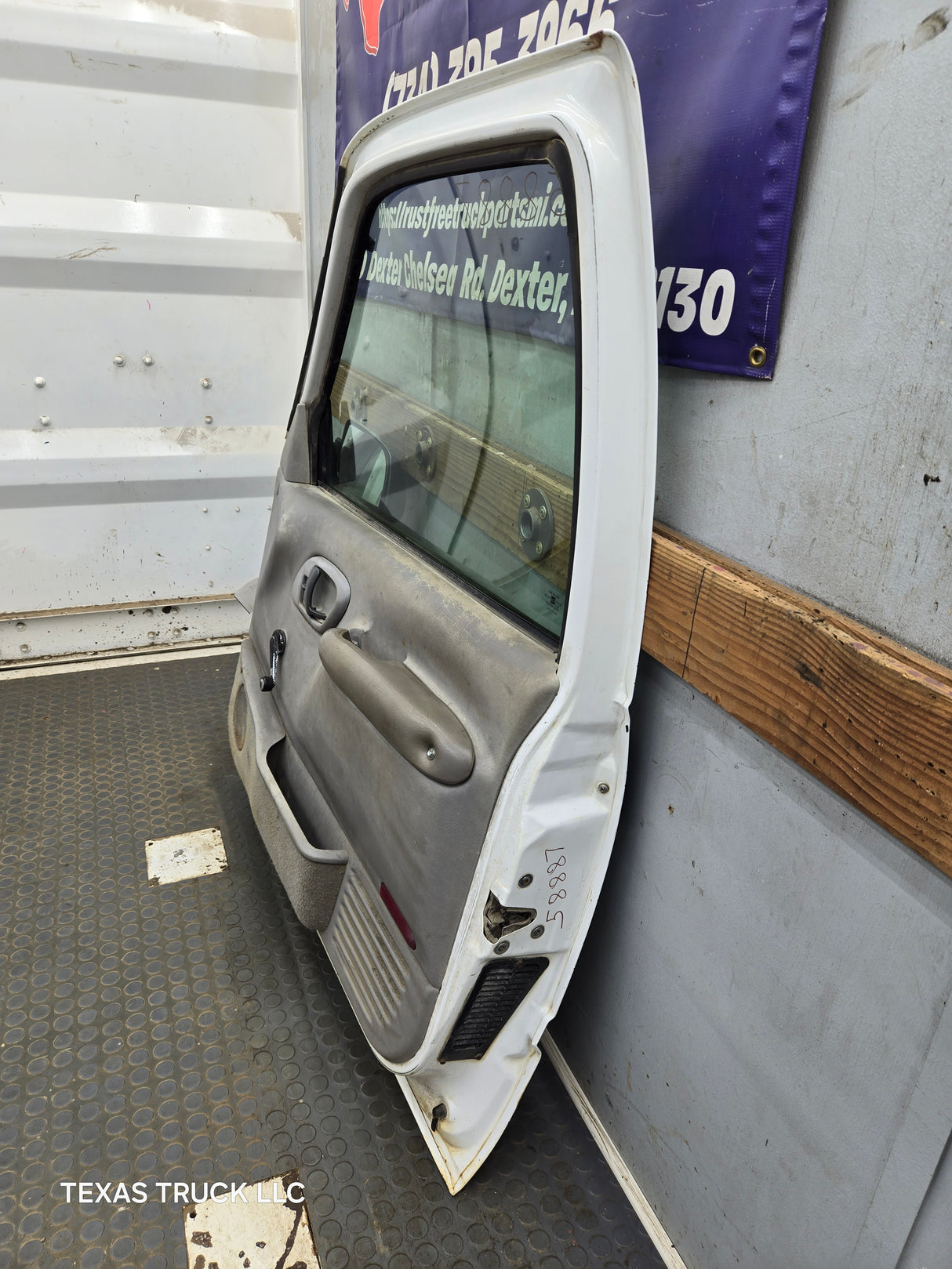 1988-2000 Chevrolet Silverado Suburban GMC Sierra RH Front Passenger Side Door