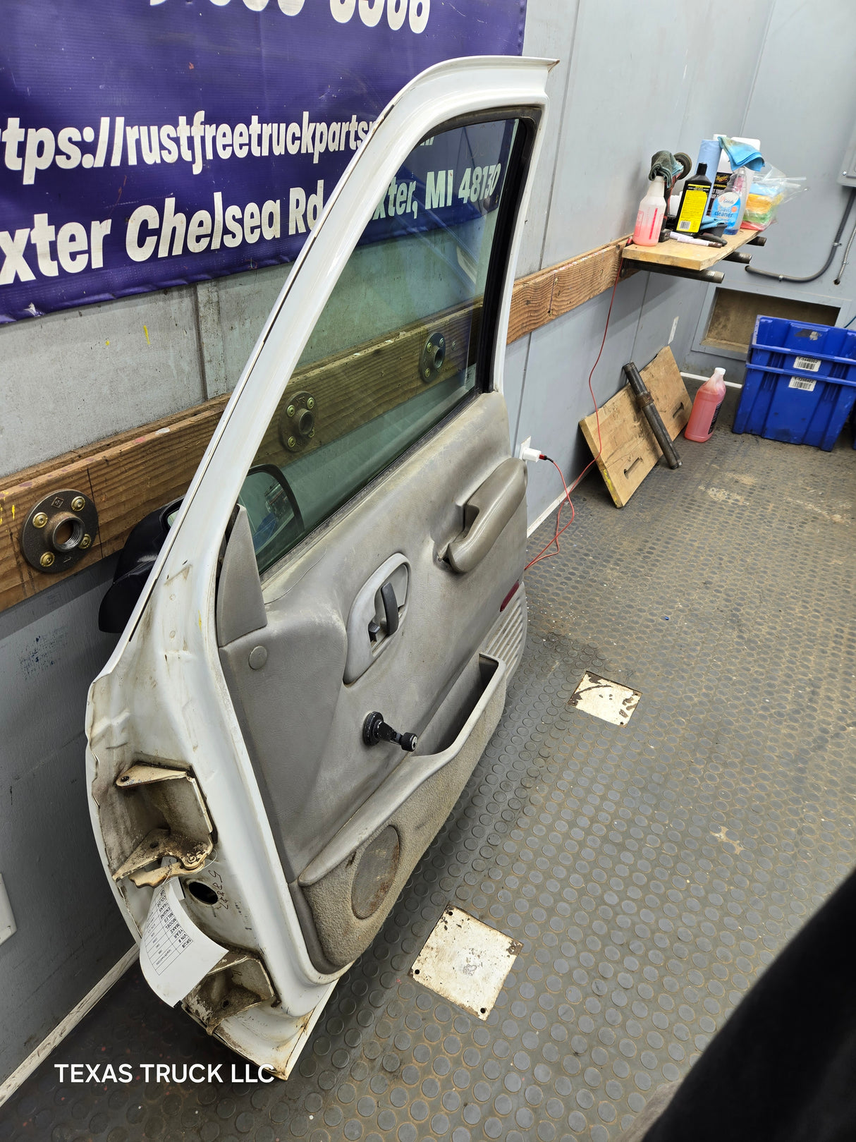 1988-2000 Chevrolet Silverado Suburban GMC Sierra RH Front Passenger Side Door