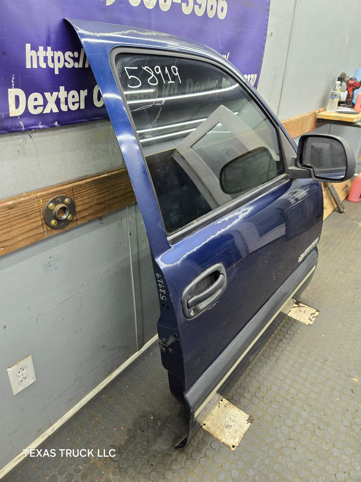 1999-2006 Chevrolet Silverado / GMC Sierra 1500 2500 3500 HD Front Passenger Side Door RH
