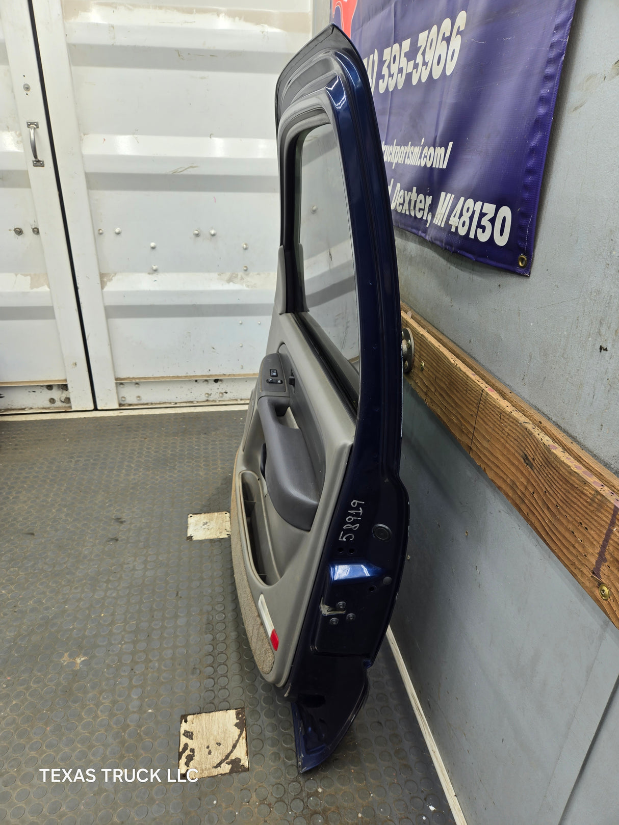 1999-2006 Chevrolet Silverado / GMC Sierra 1500 2500 3500 HD Front Passenger Side Door RH