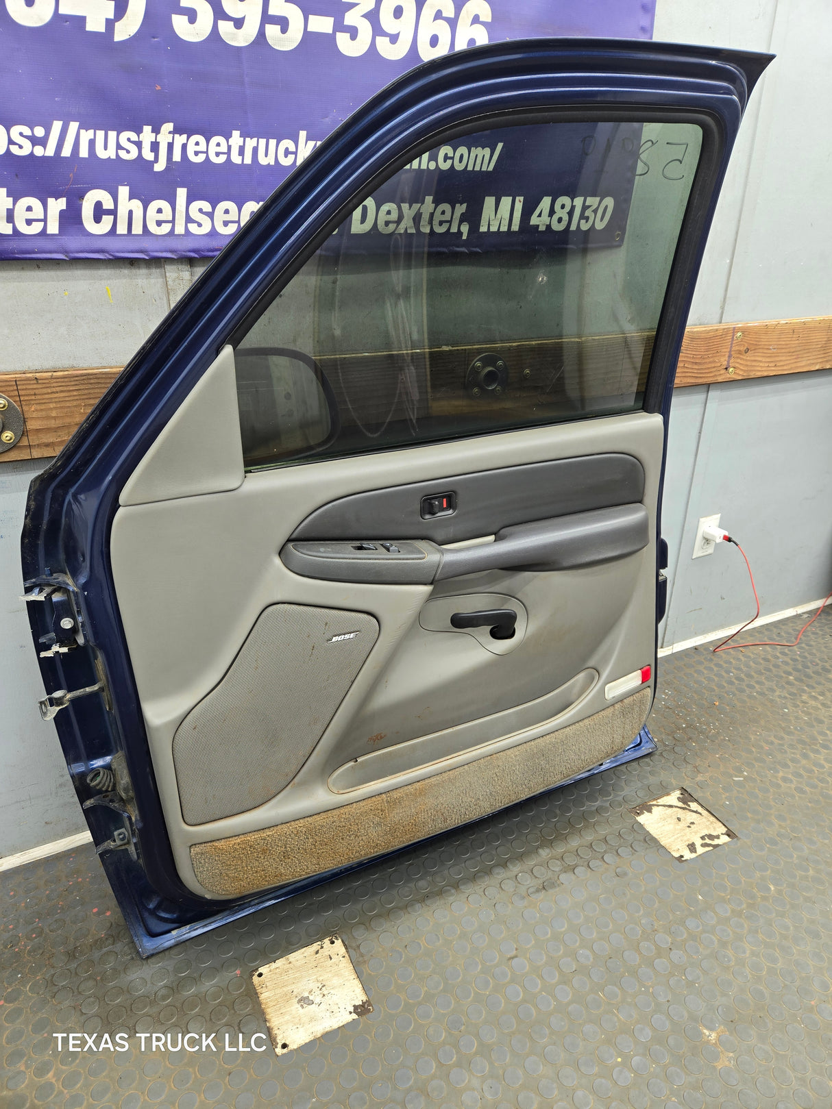 1999-2006 Chevrolet Silverado / GMC Sierra 1500 2500 3500 HD Front Passenger Side Door RH