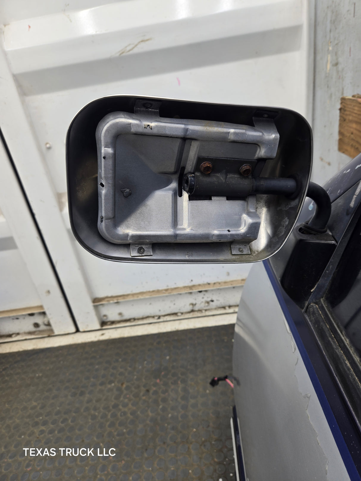 1988-2000 Chevrolet Silverado Suburban GMC Sierra LH Front Driver Side Door