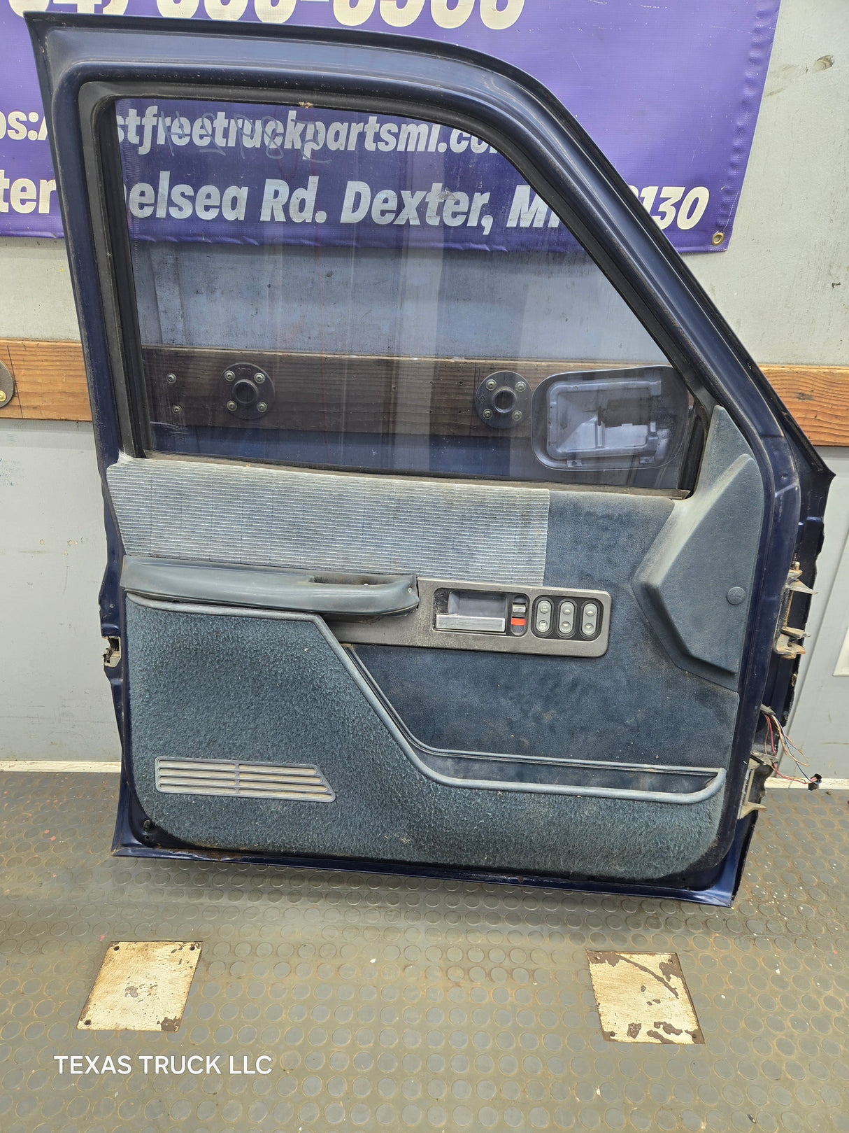 1988-2000 Chevrolet Silverado Suburban GMC Sierra LH Front Driver Side Door