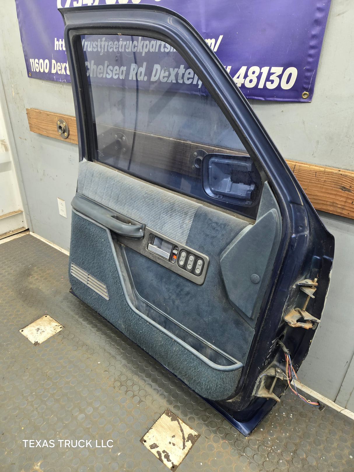 1988-2000 Chevrolet Silverado Suburban GMC Sierra LH Front Driver Side Door