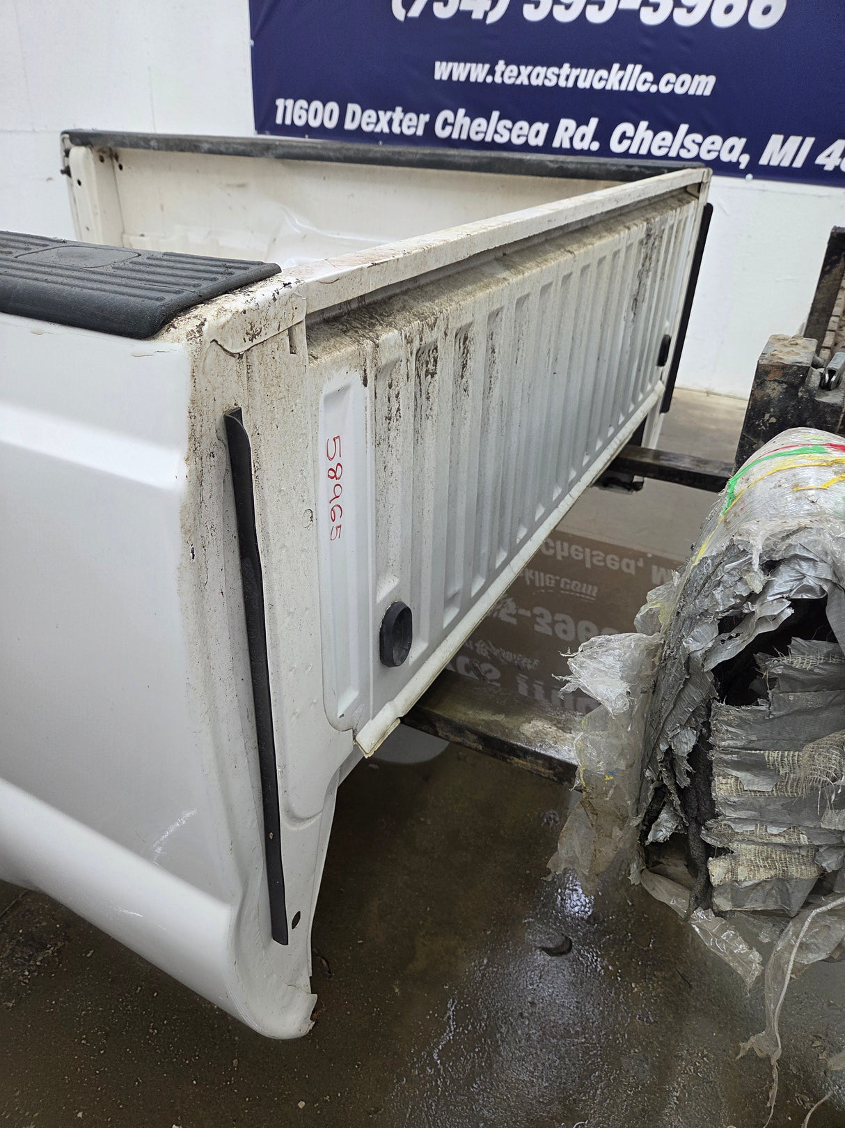 2011-2016 Ford F250 F350 Super Duty 6' 9" Short Truck Bed - Pearl white