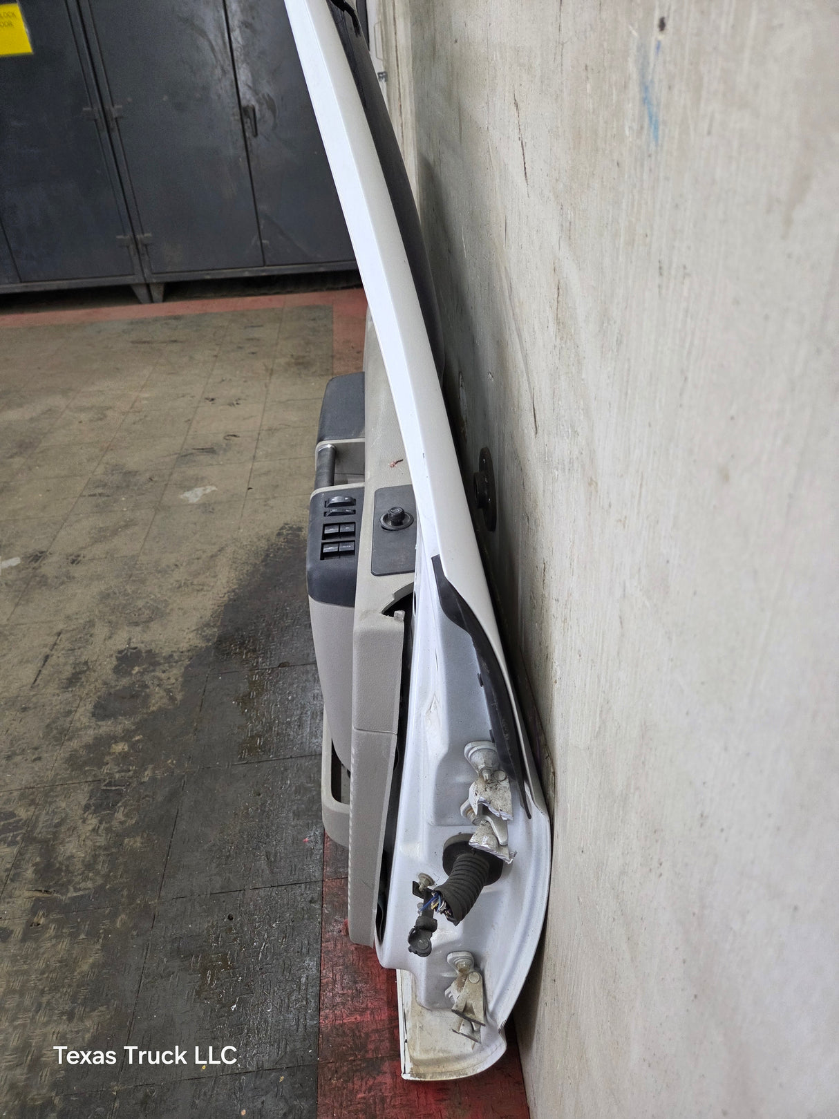 1999-2011 Ford Super Duty LH Driver Side Front Door F250 F350 F450 F550