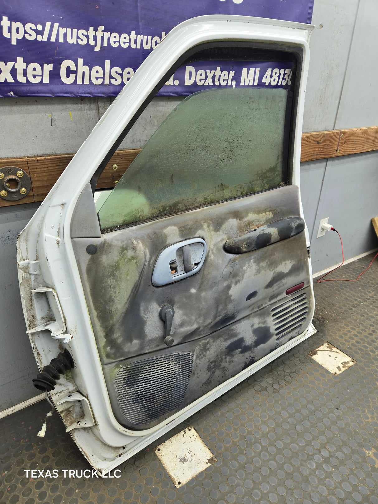 1988-2000 Chevrolet Silverado Suburban GMC Sierra RH Front Passenger Door
