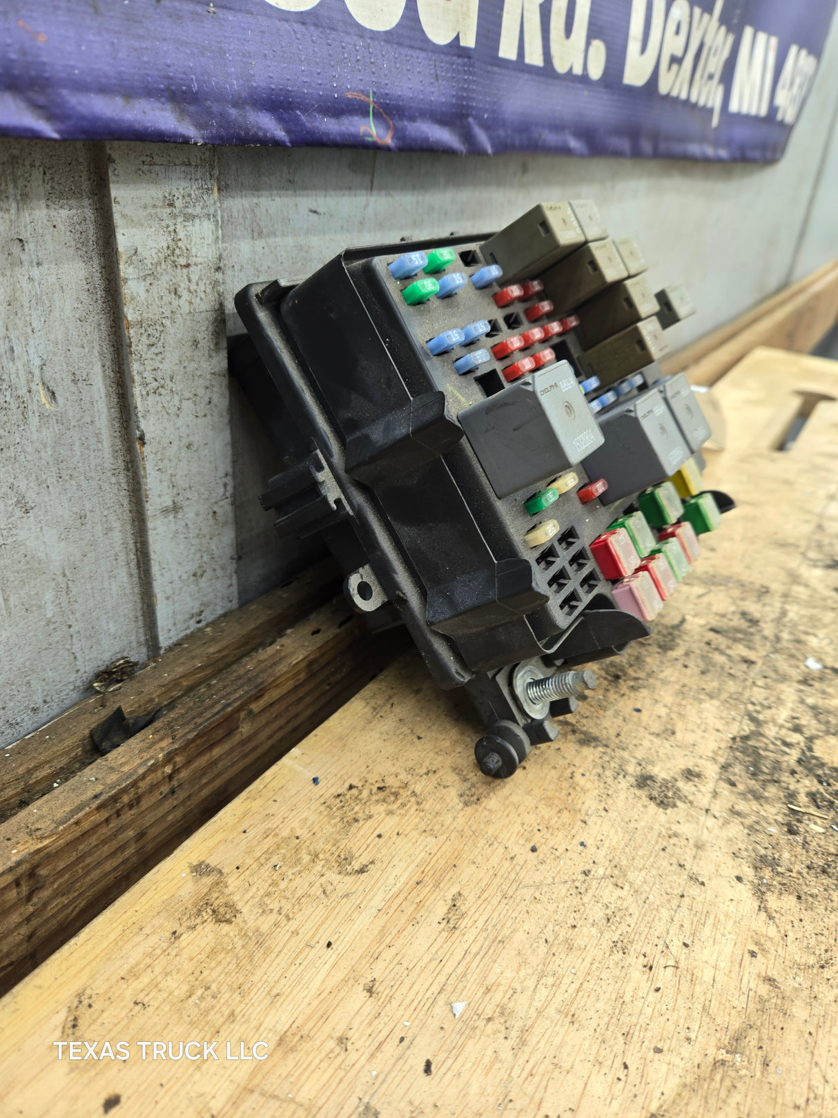 2003-2005 Chevrolet Silverado / GMC Sierra 1500 250 3500 Engine Bay Fuse Box