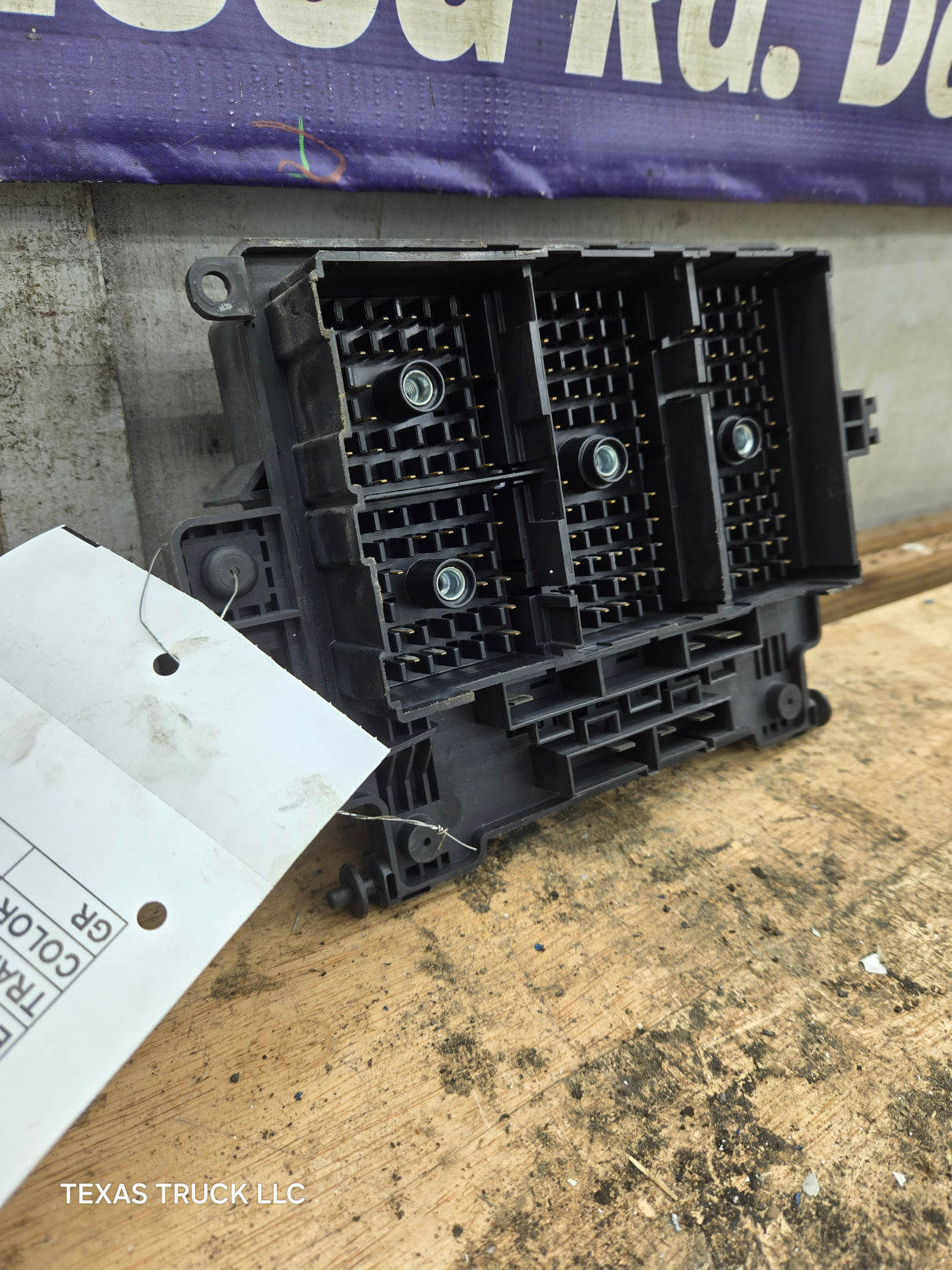 2003-2005 Chevrolet Silverado / GMC Sierra 1500 250 3500 Engine Bay Fuse Box