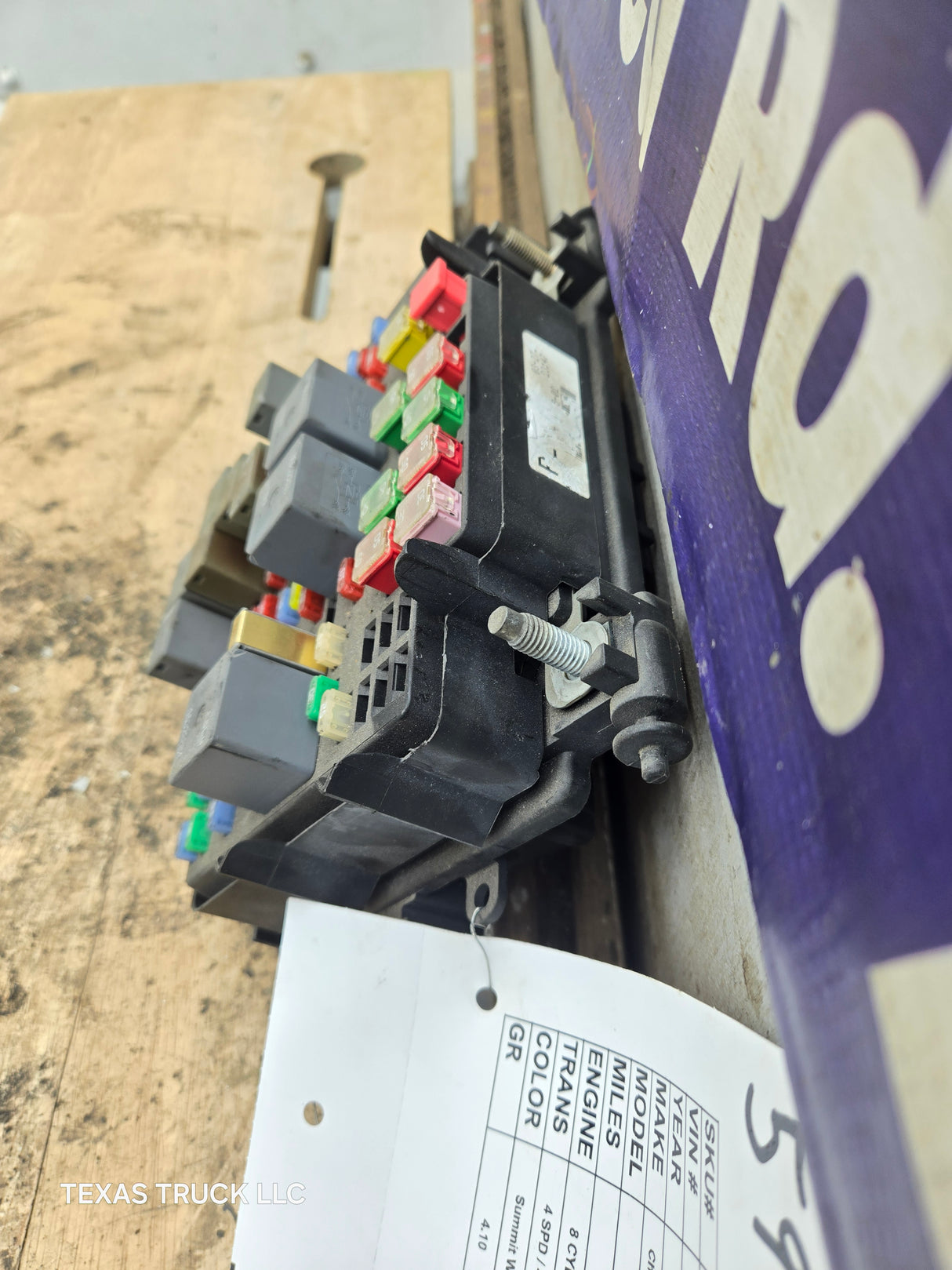 2003-2005 Chevrolet Silverado / GMC Sierra 1500 250 3500 Engine Bay Fuse Box