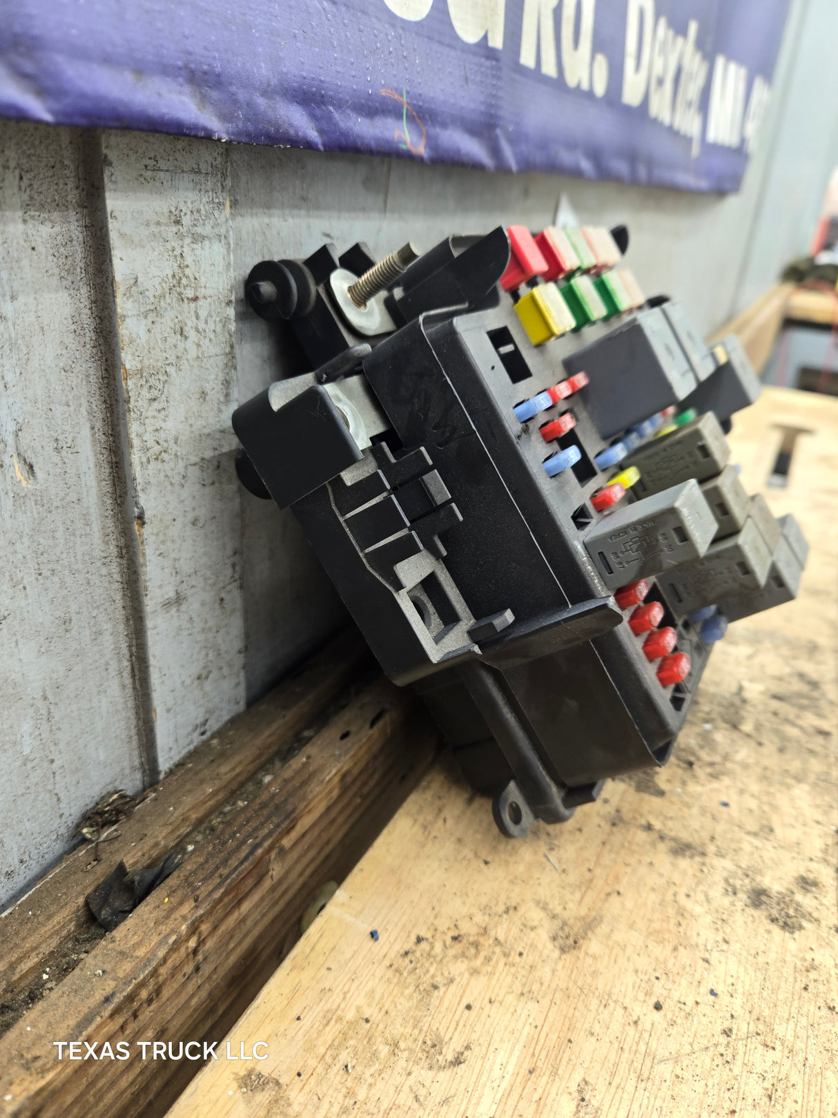 2003-2005 Chevrolet Silverado / GMC Sierra 1500 250 3500 Engine Bay Fuse Box