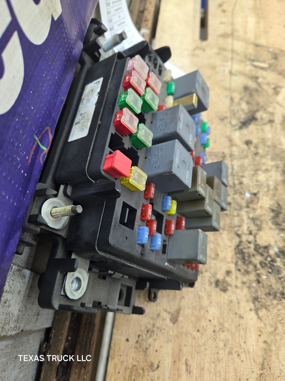 2003-2005 Chevrolet Silverado / GMC Sierra 1500 250 3500 Engine Bay Fuse Box