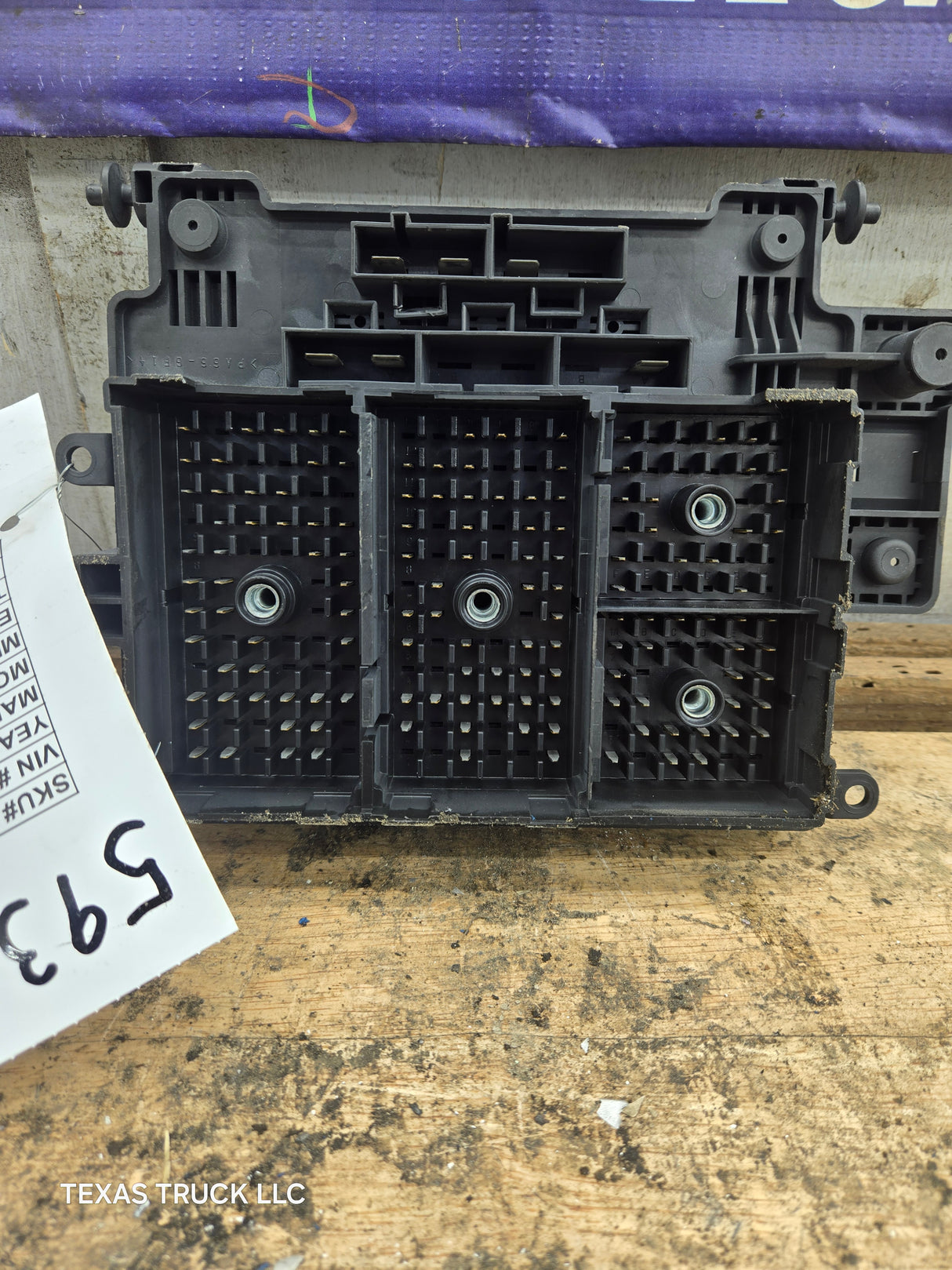 2003-2005 Chevrolet Silverado / GMC Sierra 1500 250 3500 Engine Bay Fuse Box