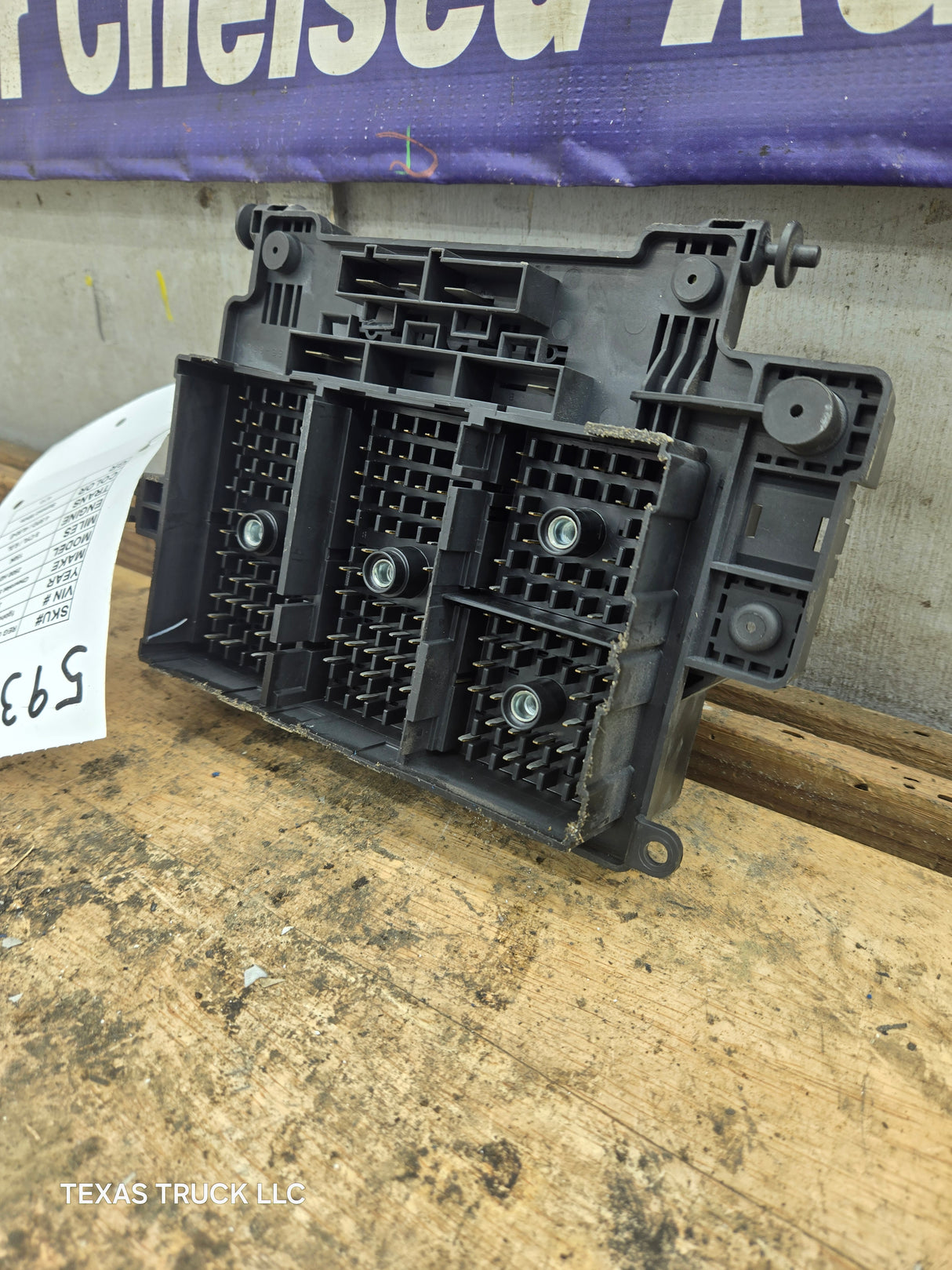 2003-2005 Chevrolet Silverado / GMC Sierra 1500 250 3500 Engine Bay Fuse Box