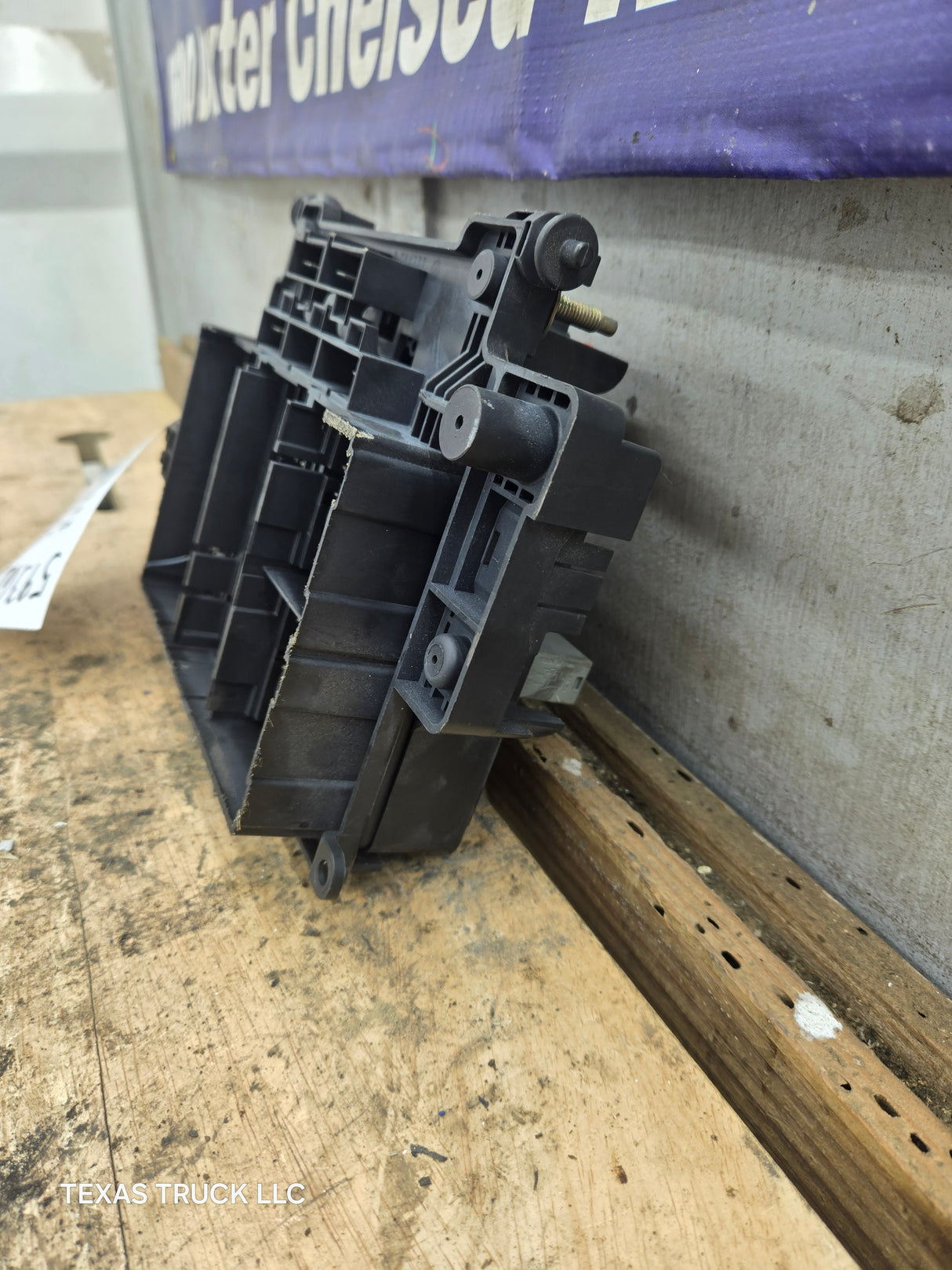2003-2005 Chevrolet Silverado / GMC Sierra 1500 250 3500 Engine Bay Fuse Box