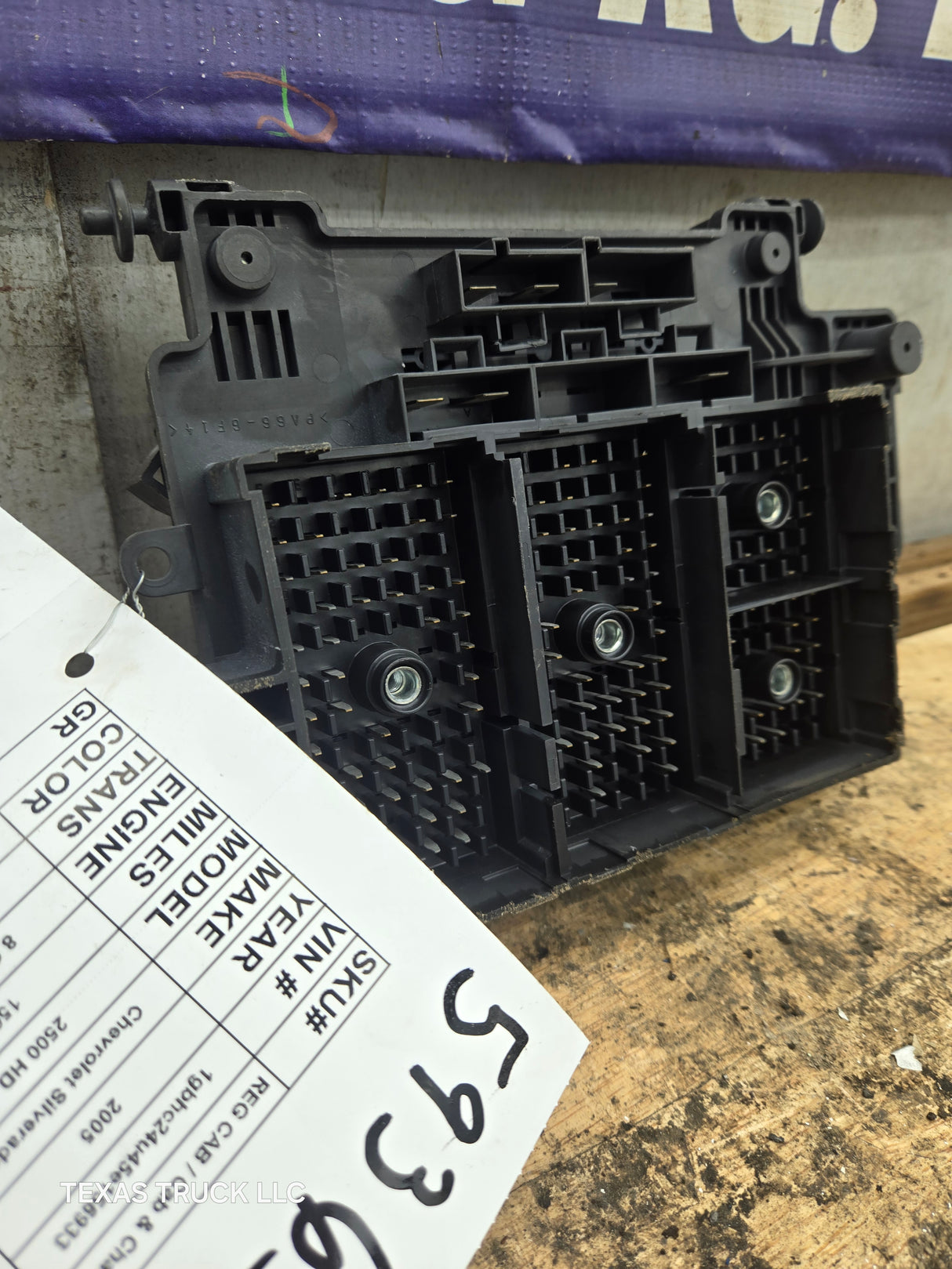 2003-2005 Chevrolet Silverado / GMC Sierra 1500 250 3500 Engine Bay Fuse Box
