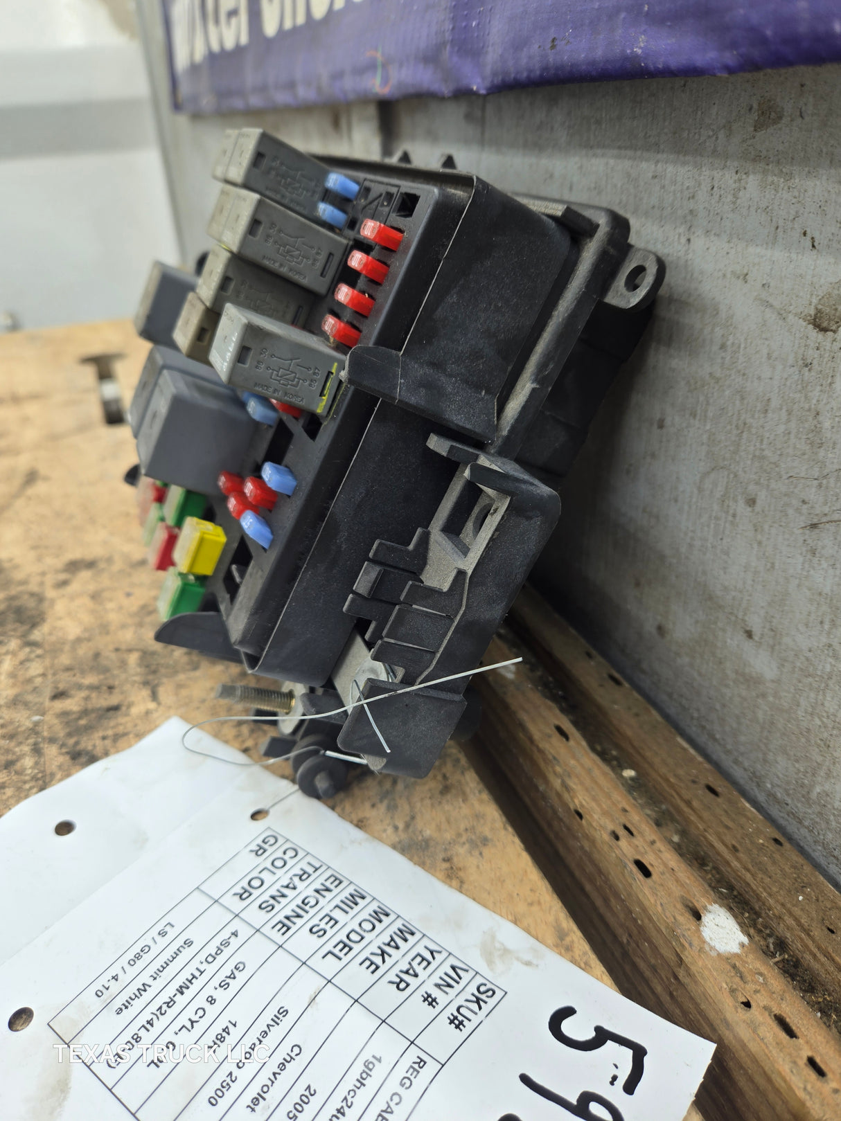 2003-2005 Chevrolet Silverado / GMC Sierra 1500 250 3500 Engine Bay Fuse Box