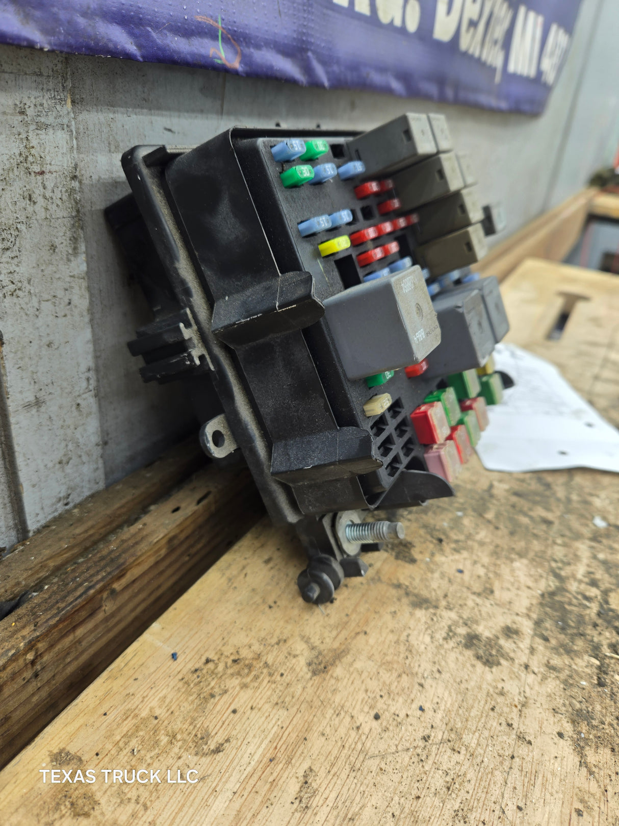 2003-2005 Chevrolet Silverado / GMC Sierra 1500 250 3500 Engine Bay Fuse Box