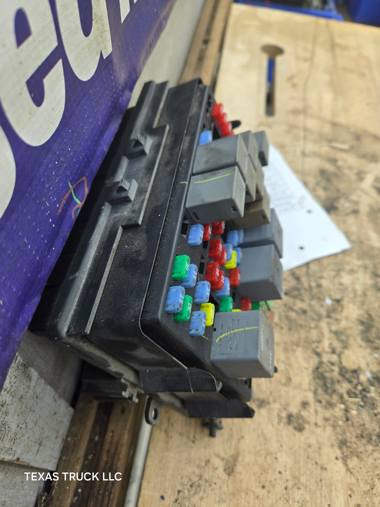 2003-2005 Chevrolet Silverado / GMC Sierra 1500 250 3500 Engine Bay Fuse Box