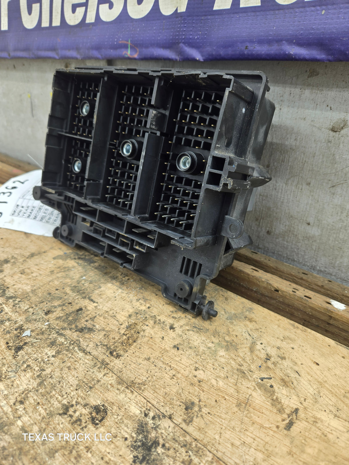 2003-2005 Chevrolet Silverado / GMC Sierra 1500 250 3500 Engine Bay Fuse Box