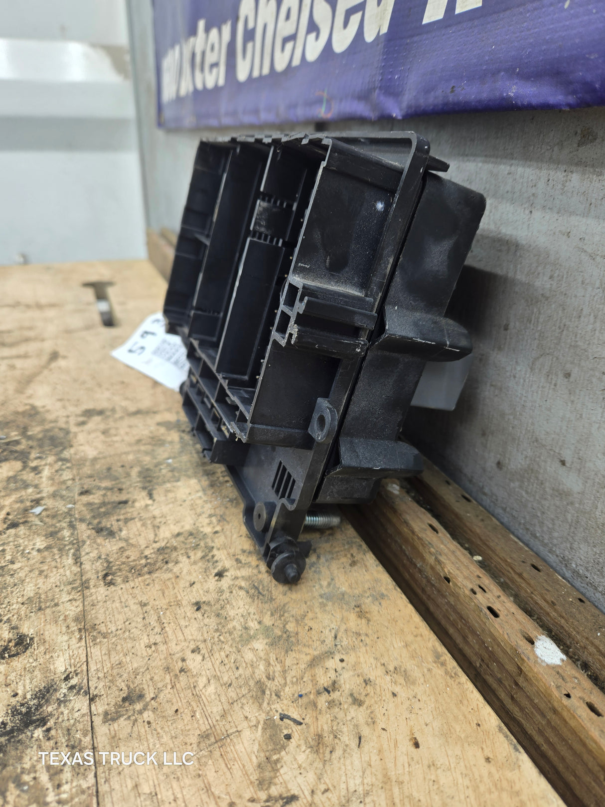 2003-2005 Chevrolet Silverado / GMC Sierra 1500 250 3500 Engine Bay Fuse Box