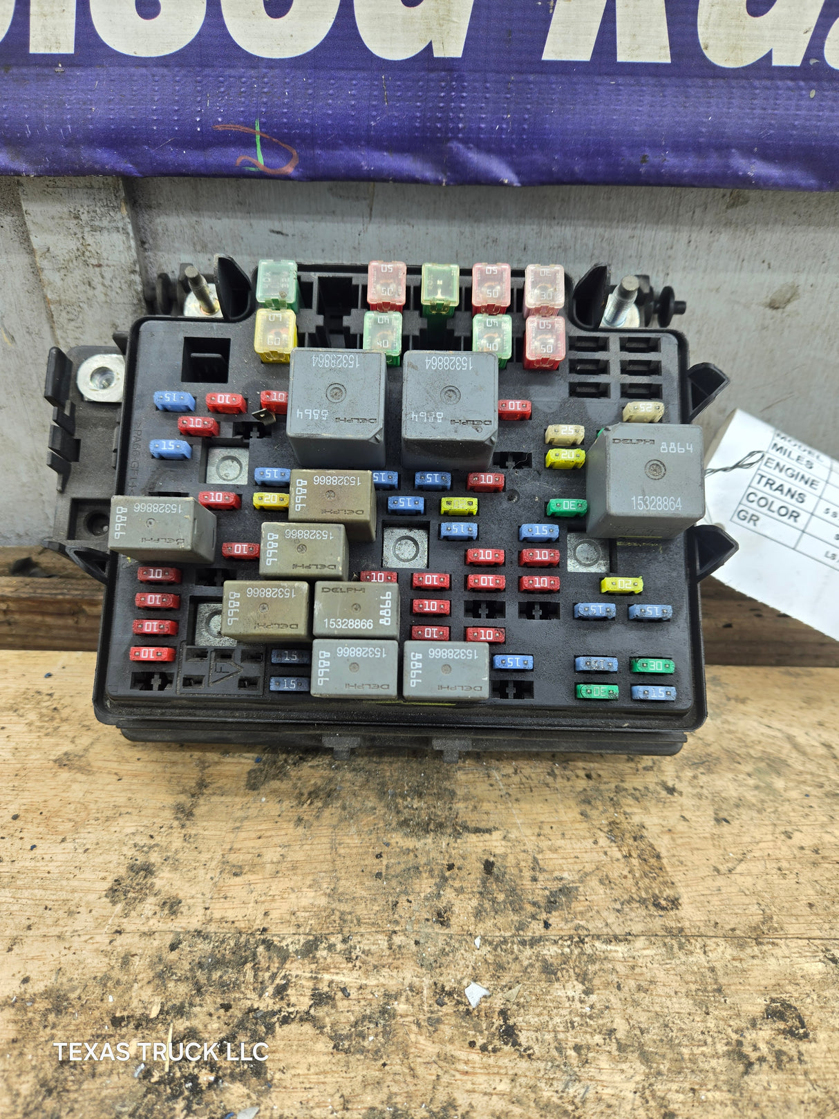 2003-2005 Chevrolet Silverado / GMC Sierra 1500 250 3500 Engine Bay Fuse Box