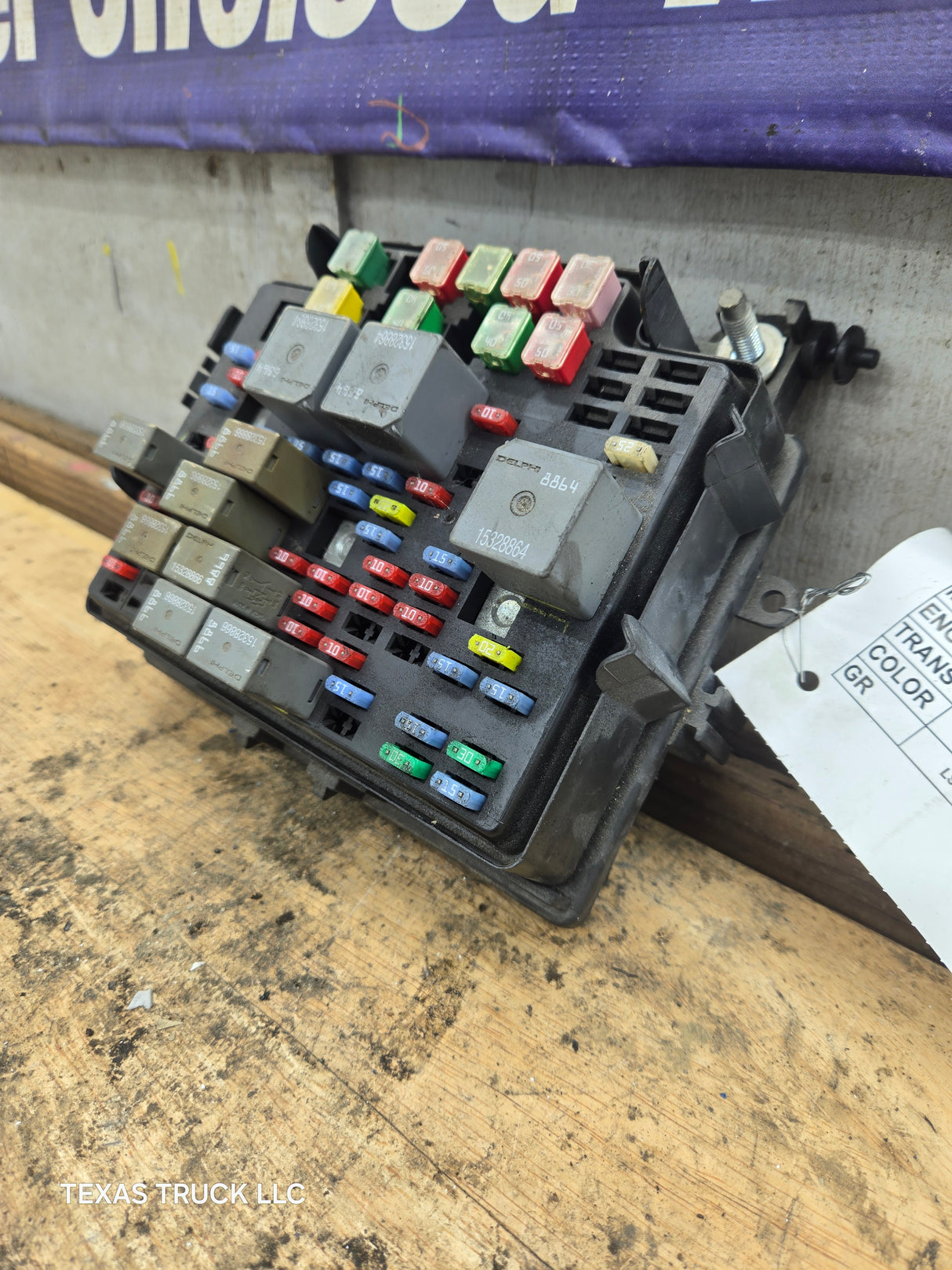 2003-2005 Chevrolet Silverado / GMC Sierra 1500 250 3500 Engine Bay Fuse Box