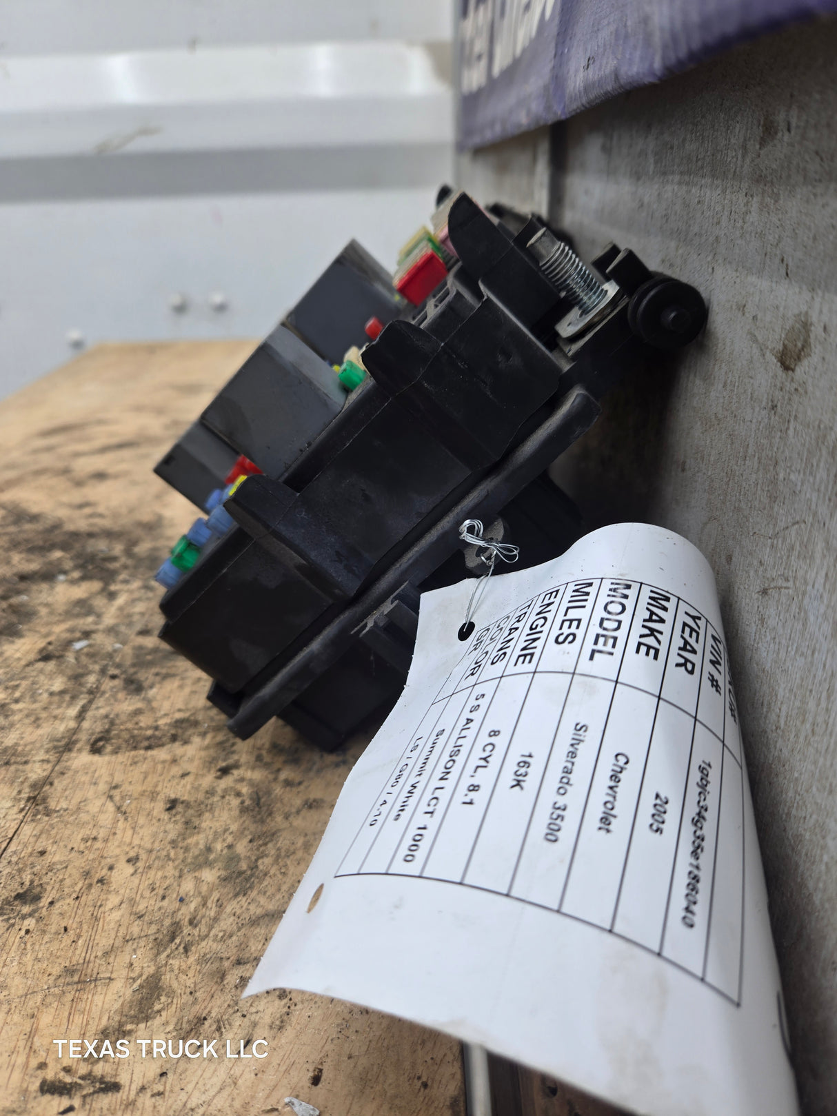 2003-2005 Chevrolet Silverado / GMC Sierra 1500 250 3500 Engine Bay Fuse Box