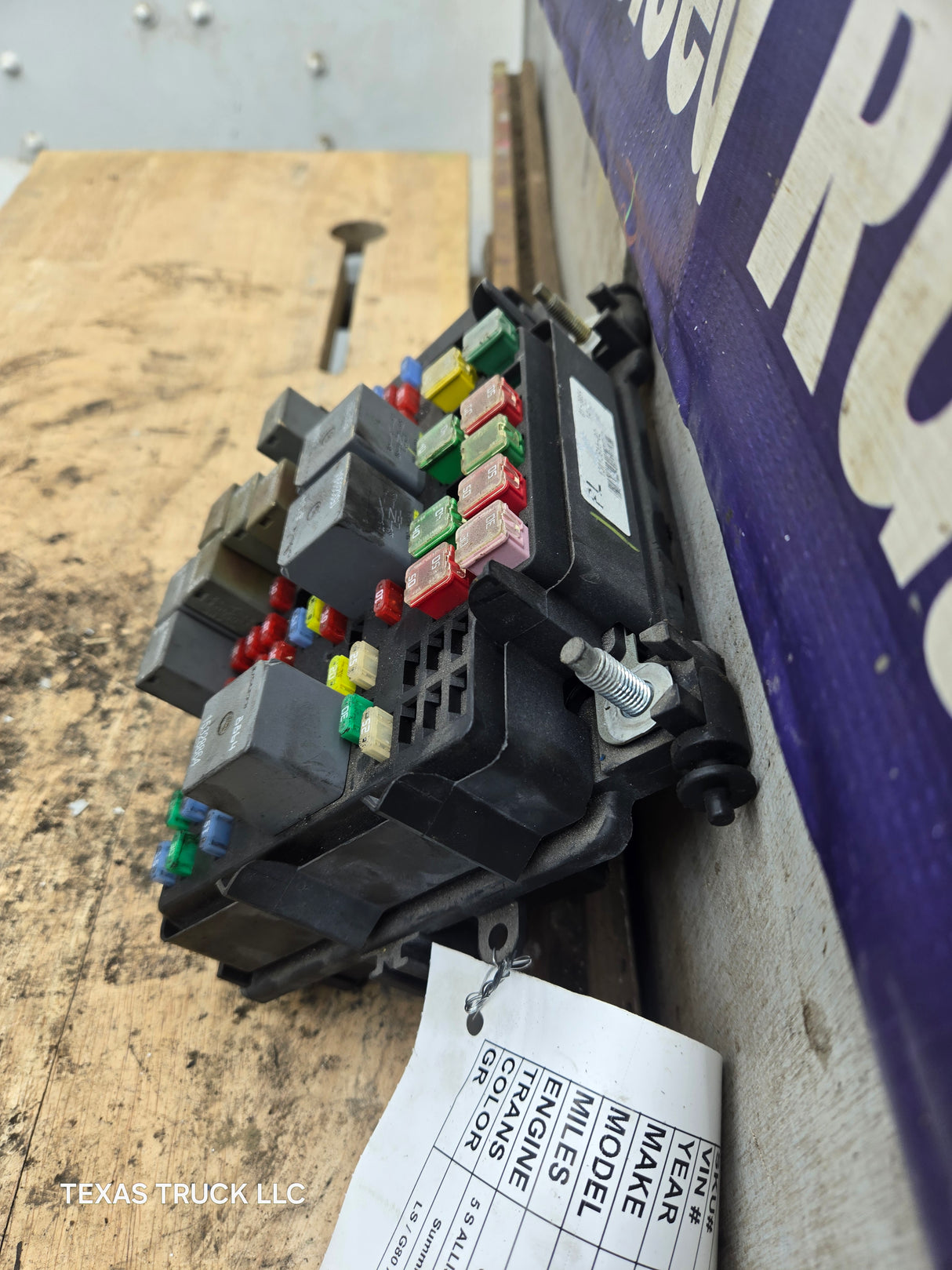 2003-2005 Chevrolet Silverado / GMC Sierra 1500 250 3500 Engine Bay Fuse Box