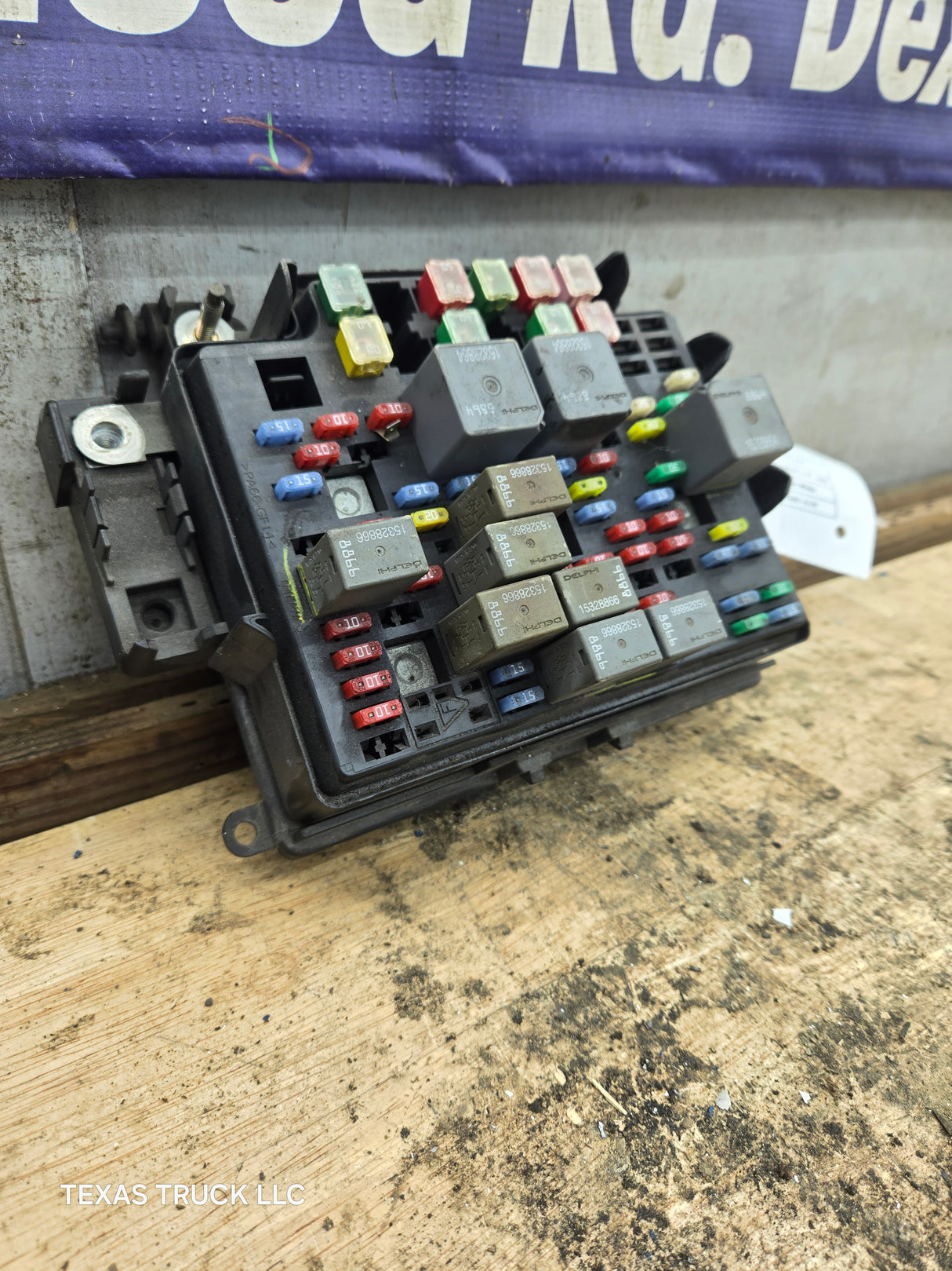 2003-2005 Chevrolet Silverado / GMC Sierra 1500 250 3500 Engine Bay Fuse Box