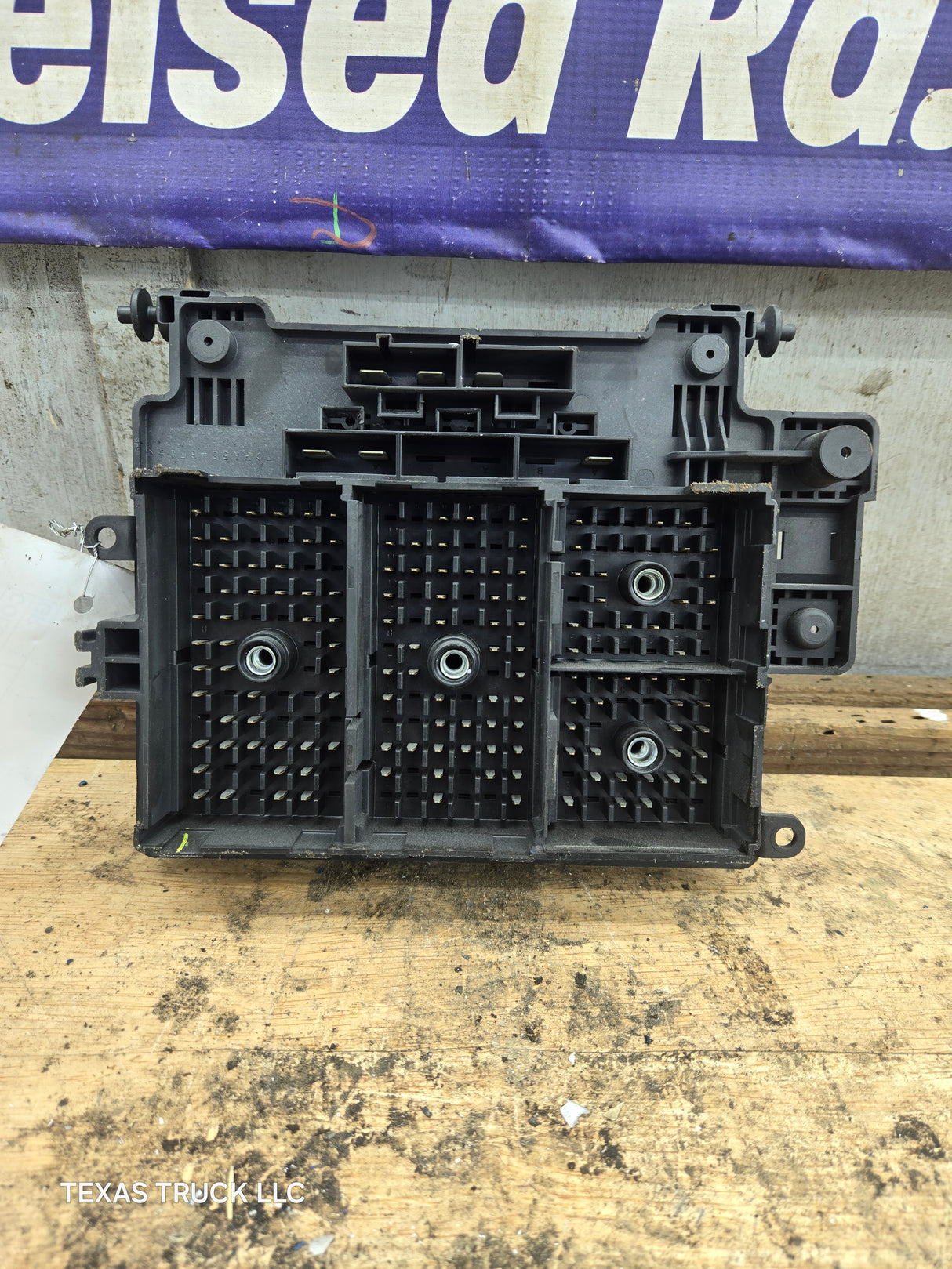 2003-2005 Chevrolet Silverado / GMC Sierra 1500 250 3500 Engine Bay Fuse Box