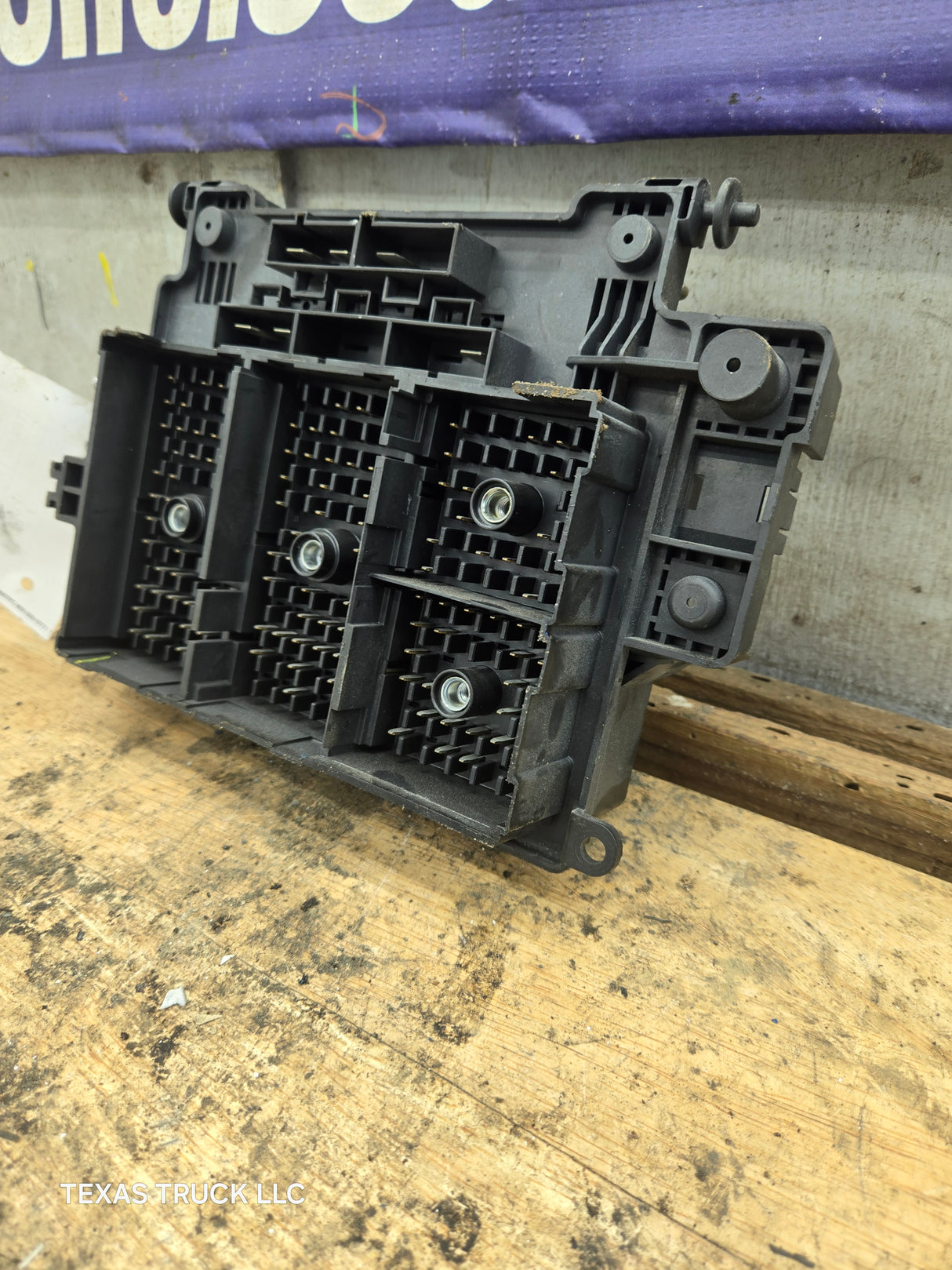 2003-2005 Chevrolet Silverado / GMC Sierra 1500 250 3500 Engine Bay Fuse Box