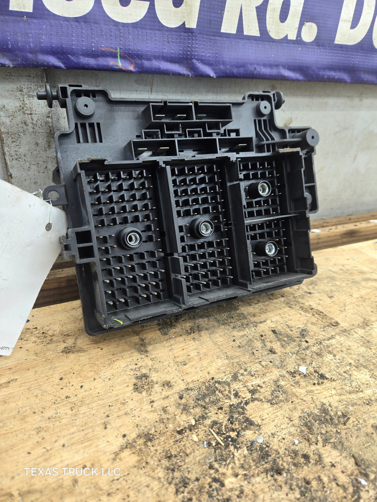 2003-2005 Chevrolet Silverado / GMC Sierra 1500 250 3500 Engine Bay Fuse Box